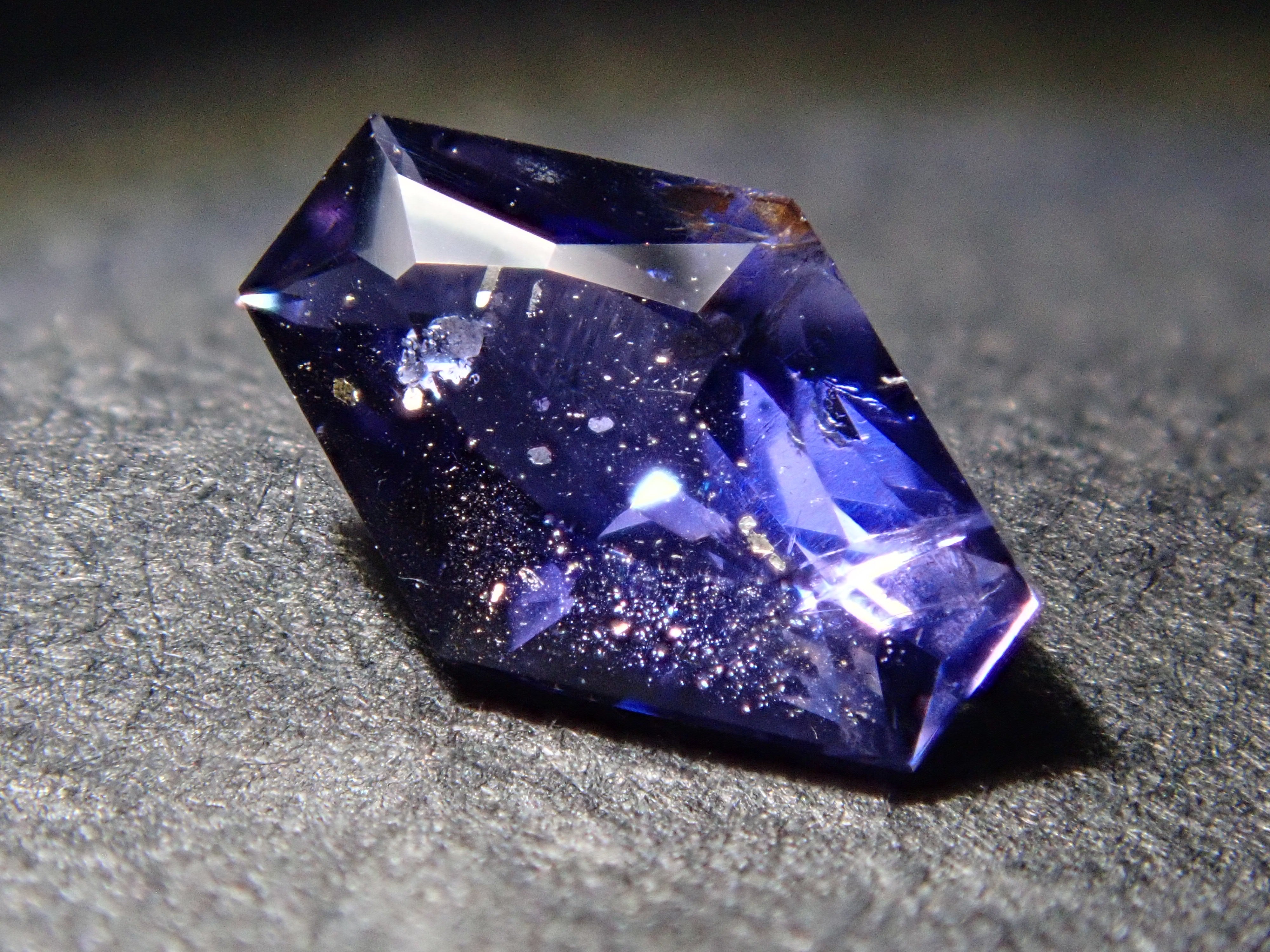 マダガスカル産アイオライトサンストーン 0.311ctルース