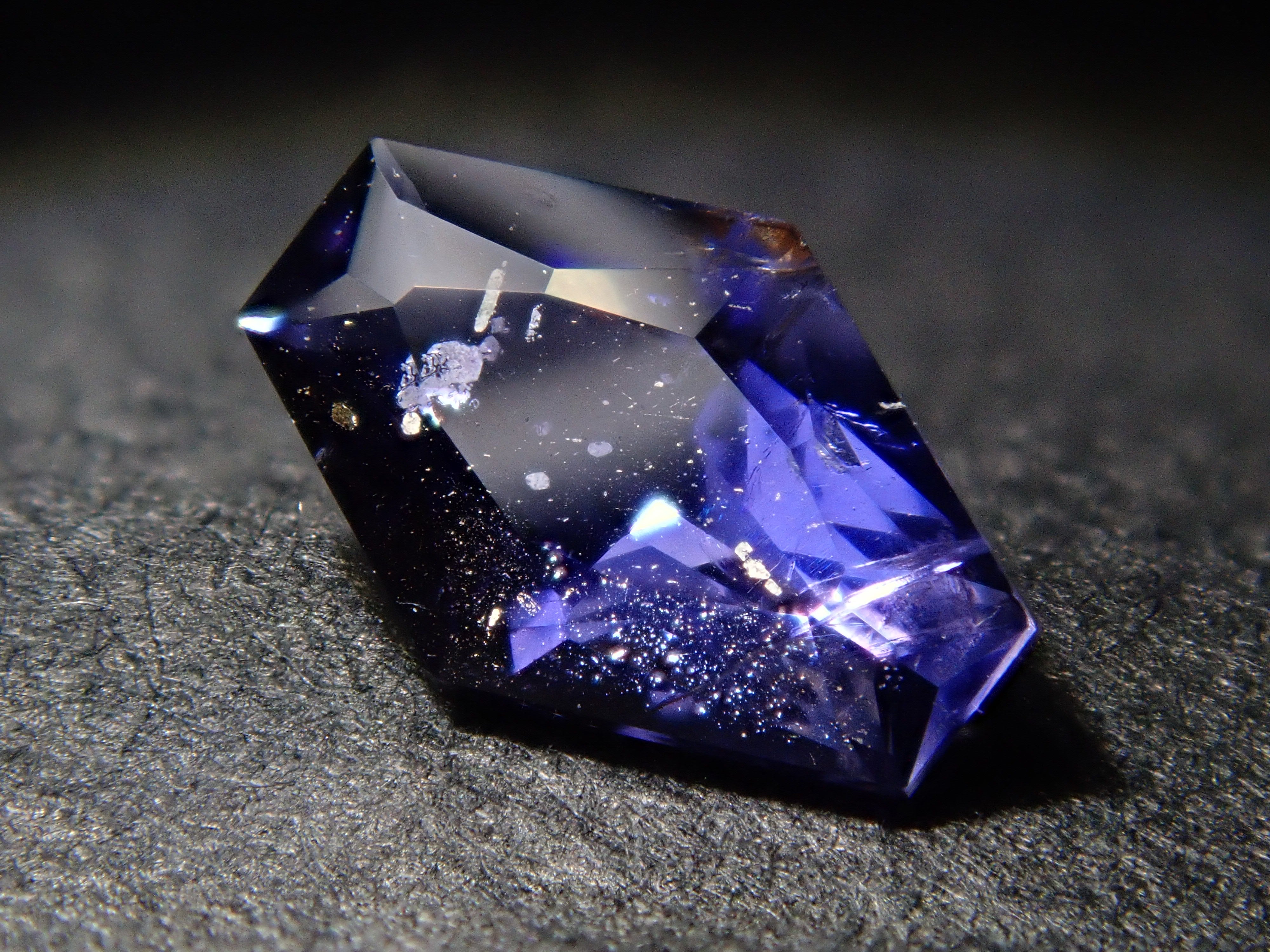 マダガスカル産アイオライトサンストーン 0.311ctルース