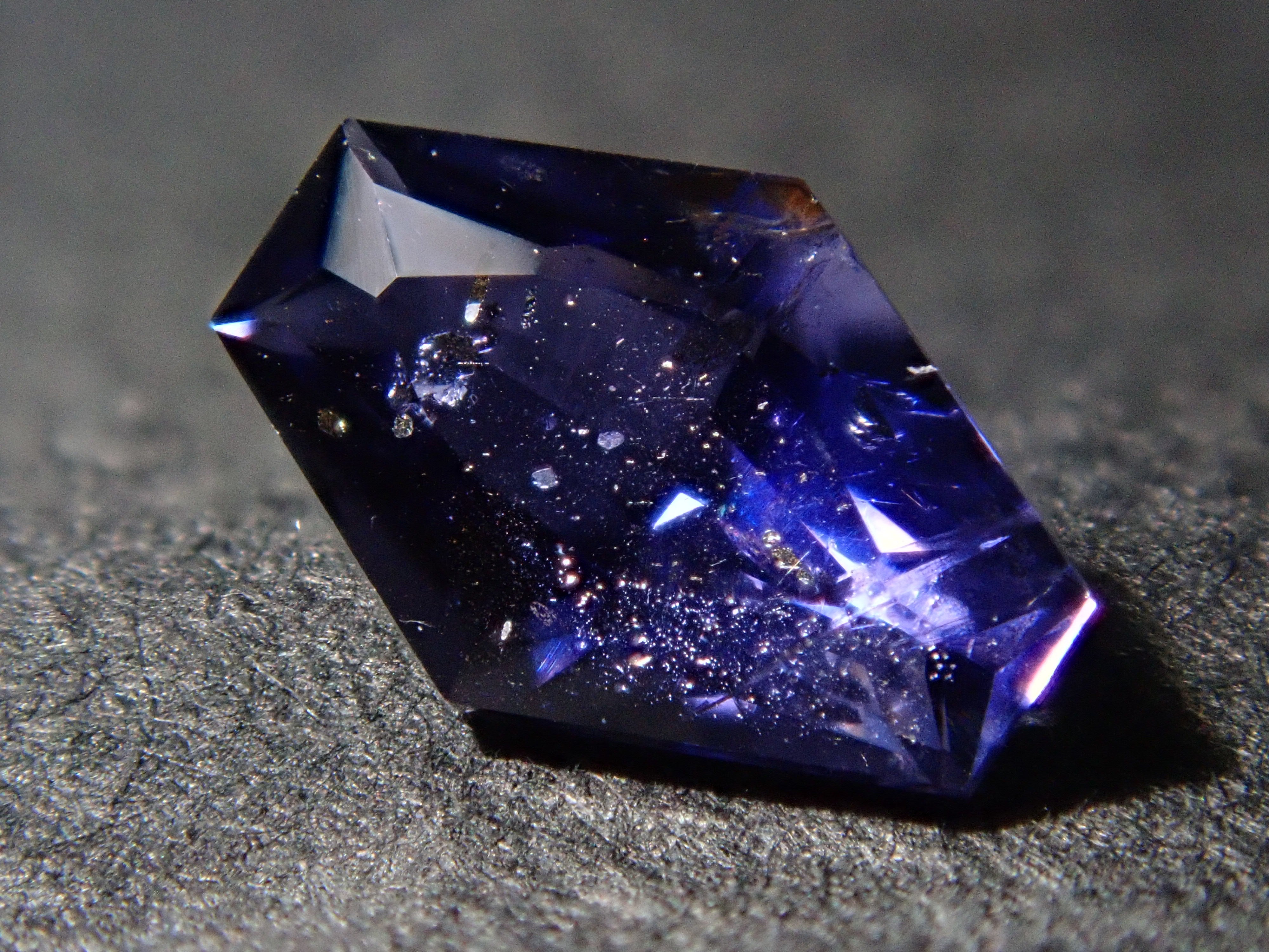 マダガスカル産アイオライトサンストーン 0.311ctルース