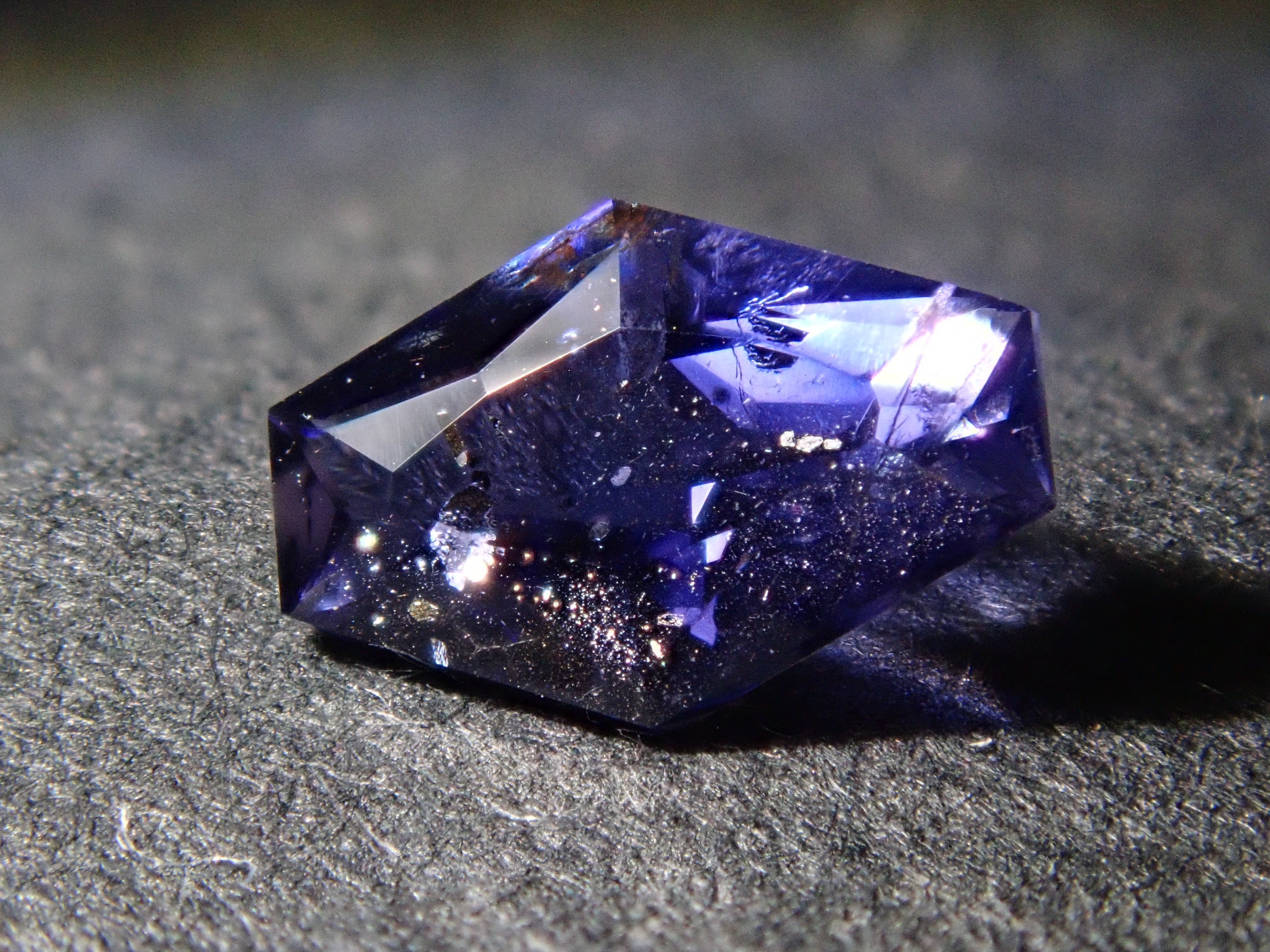 マダガスカル産アイオライトサンストーン 0.311ctルース