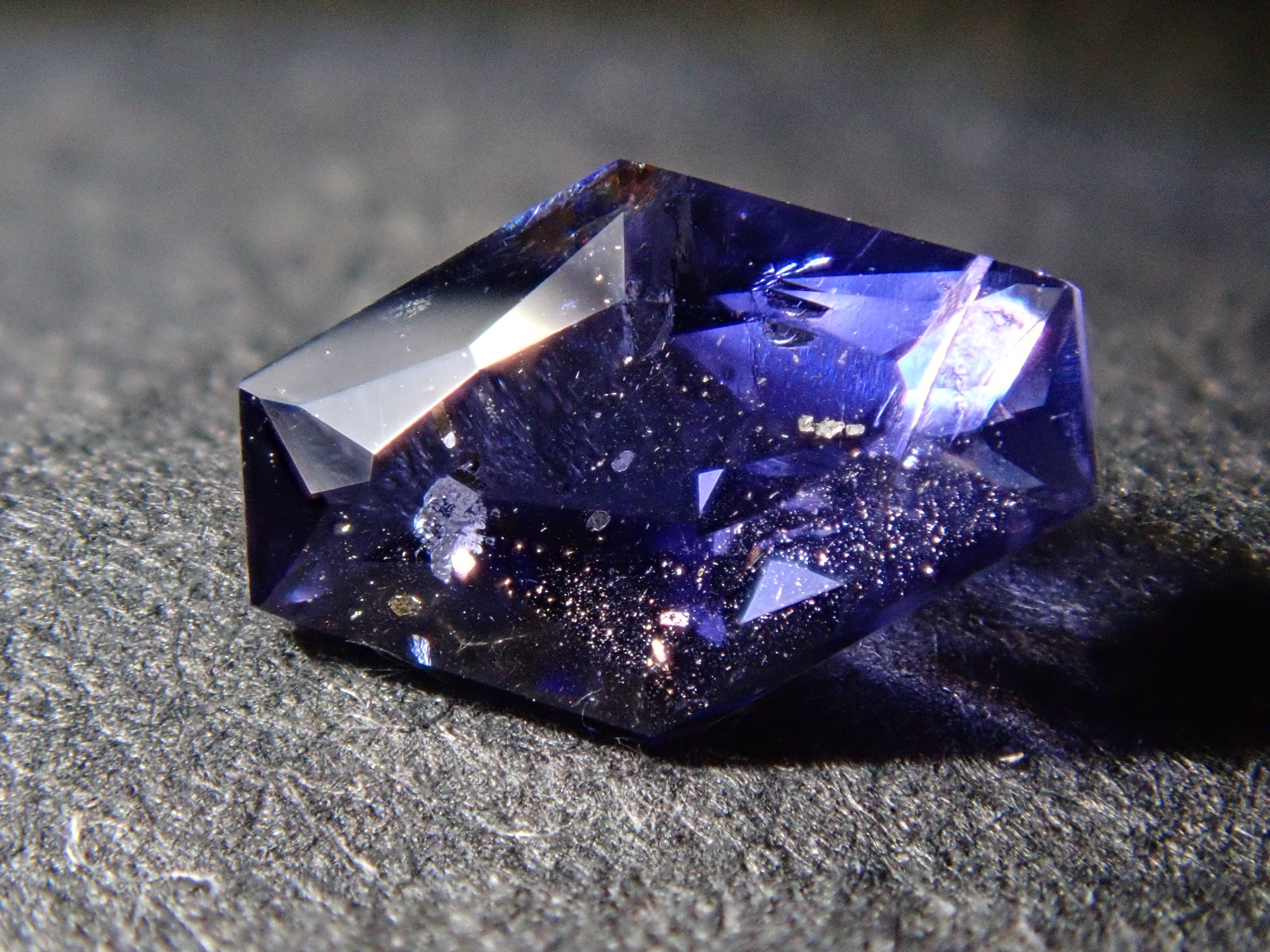 マダガスカル産アイオライトサンストーン 0.311ctルース