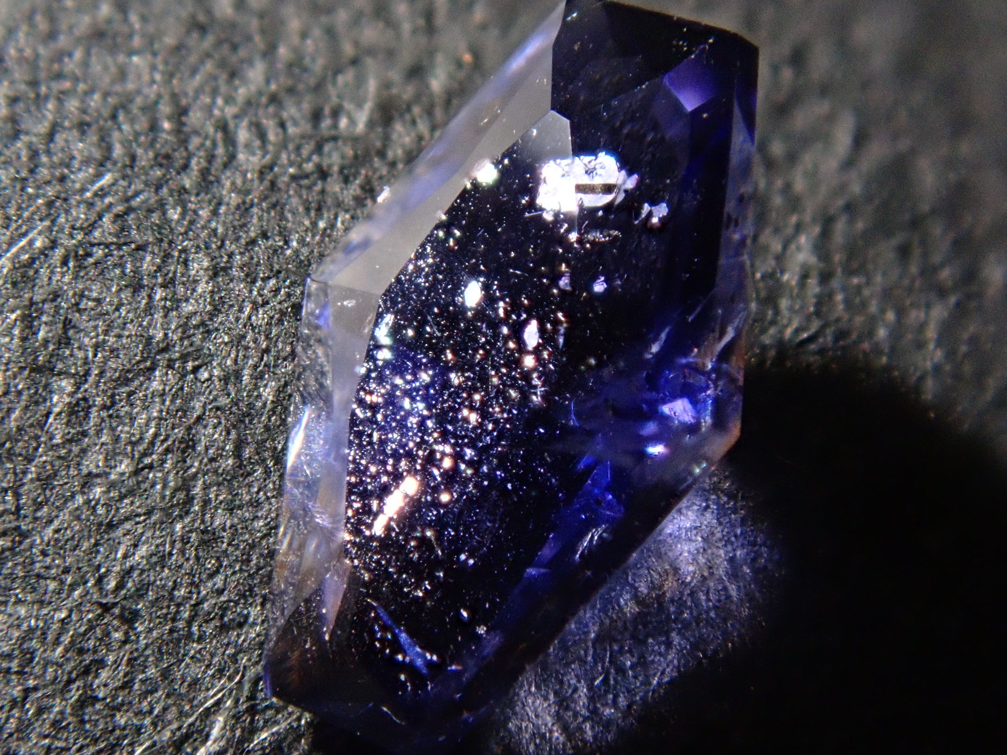 マダガスカル産アイオライトサンストーン 0.311ctルース