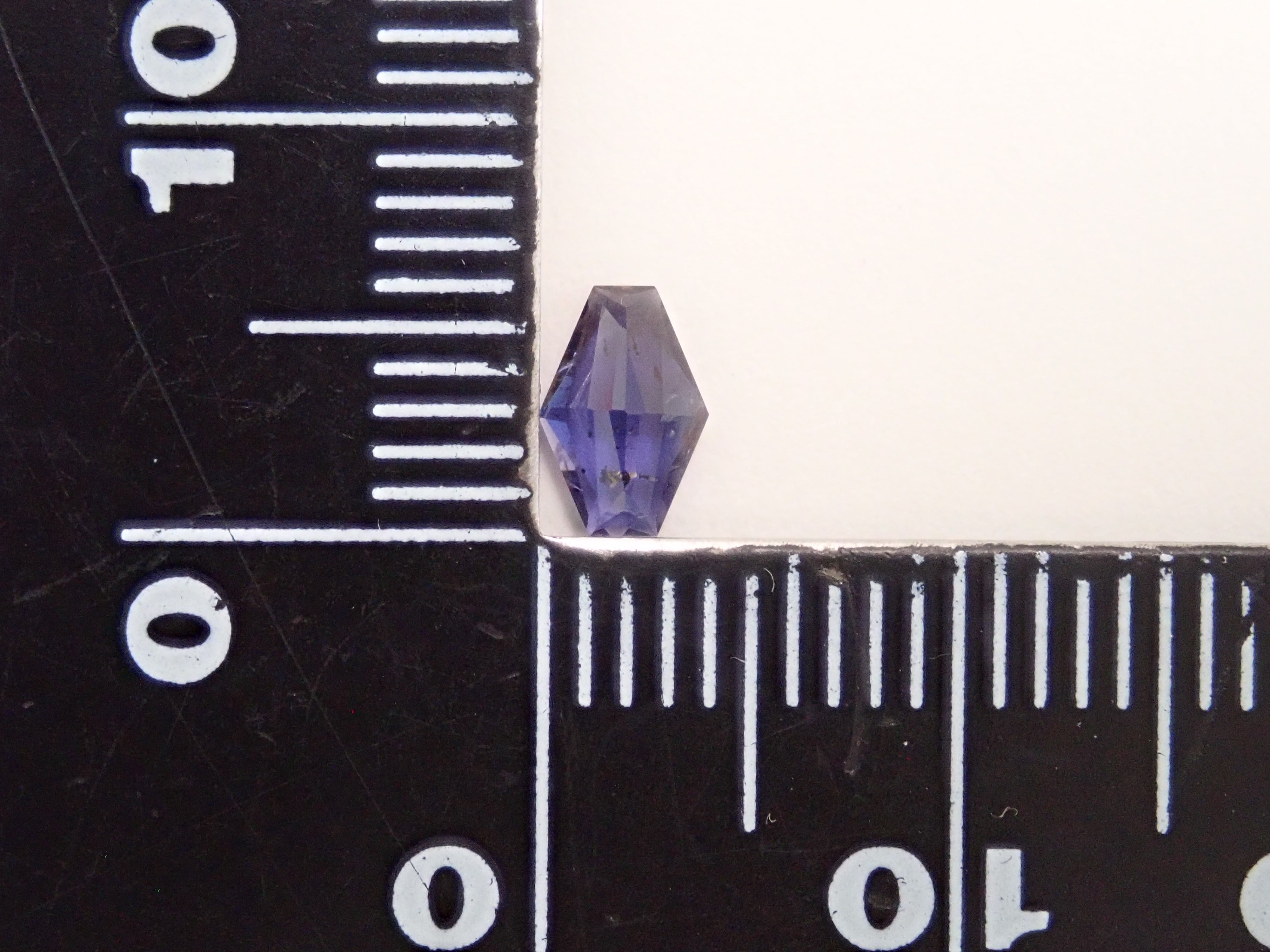 マダガスカル産アイオライトサンストーン 0.311ctルース