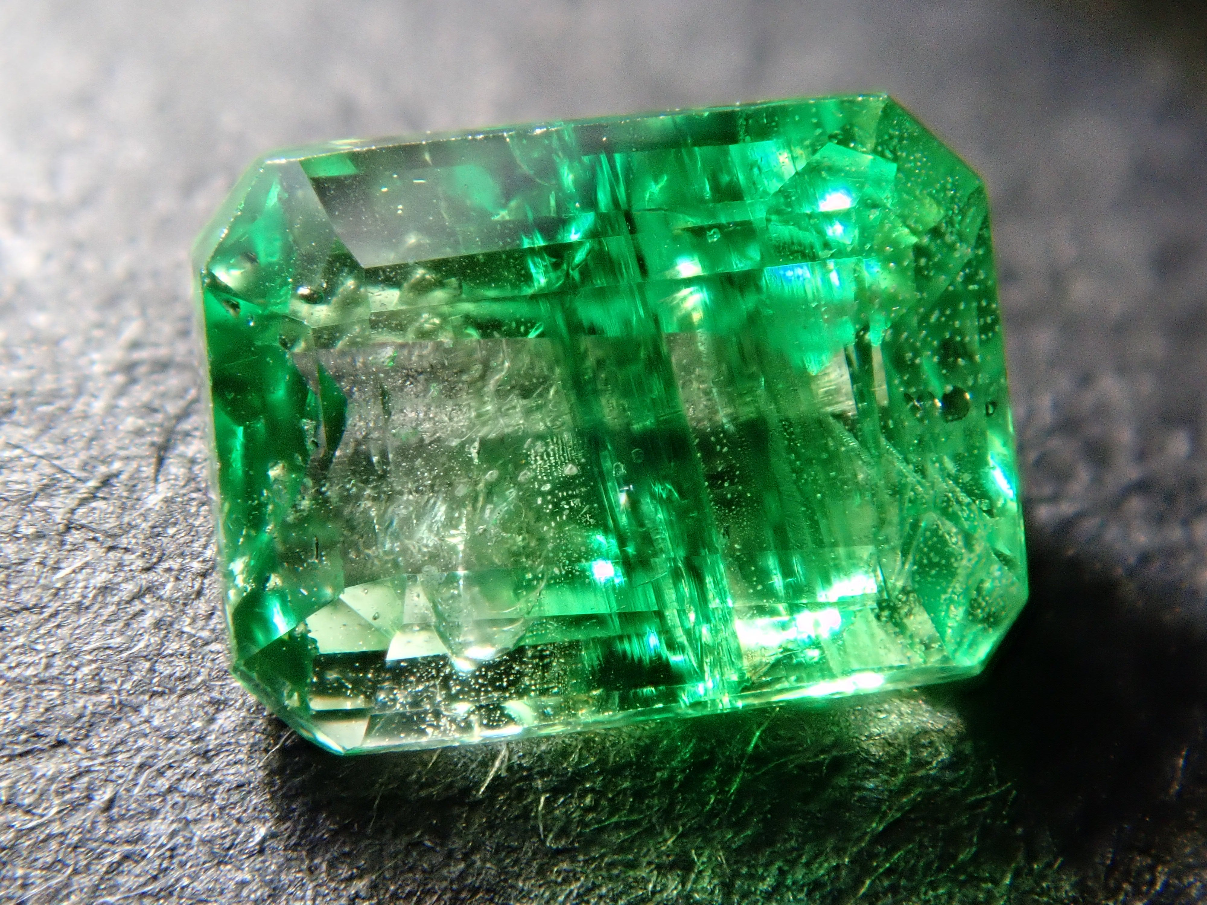 【12562574掲載】ケニア産バイカラーグロッシュラーガーネット 0.479ctルース