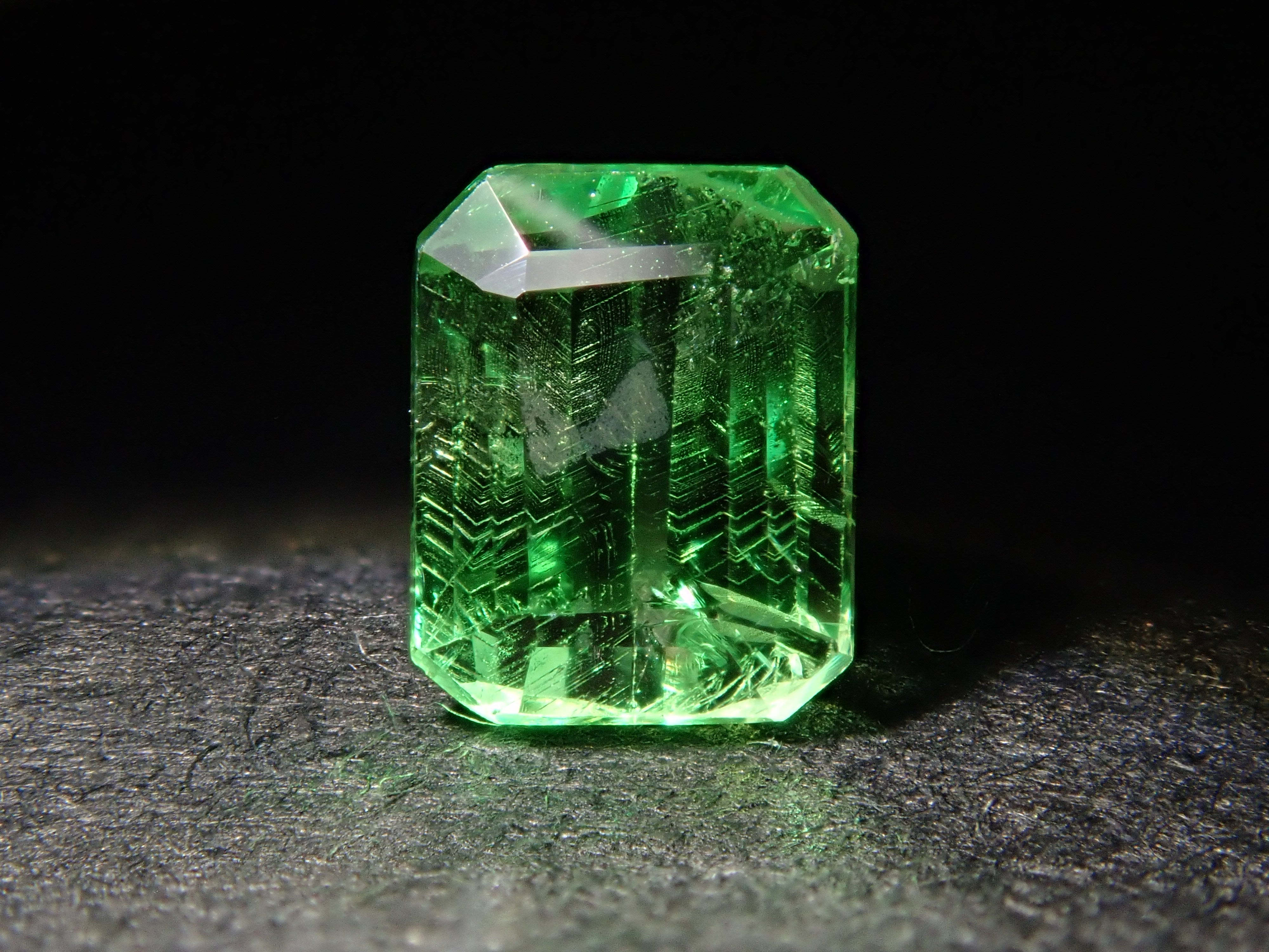 ケニア産バイカラーグロッシュラーガーネット 0.496ctルース