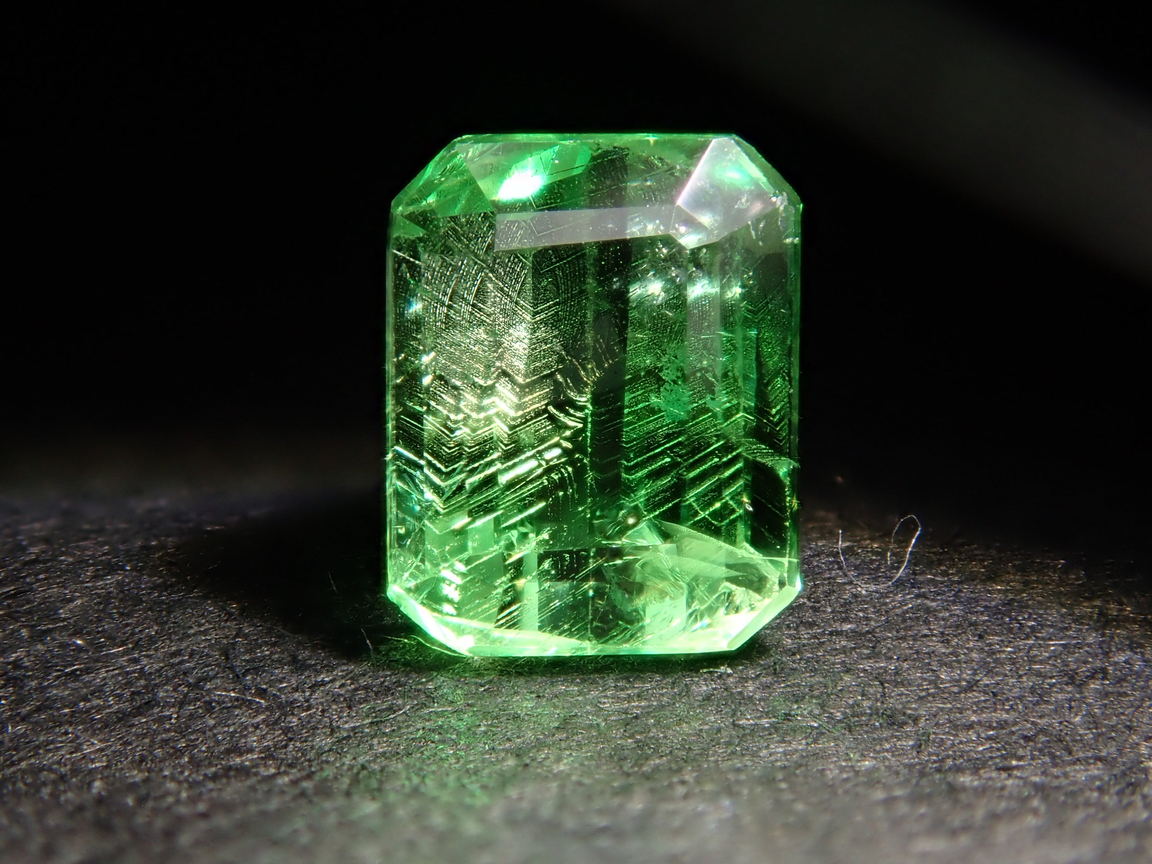 ケニア産バイカラーグロッシュラーガーネット 0.496ctルース