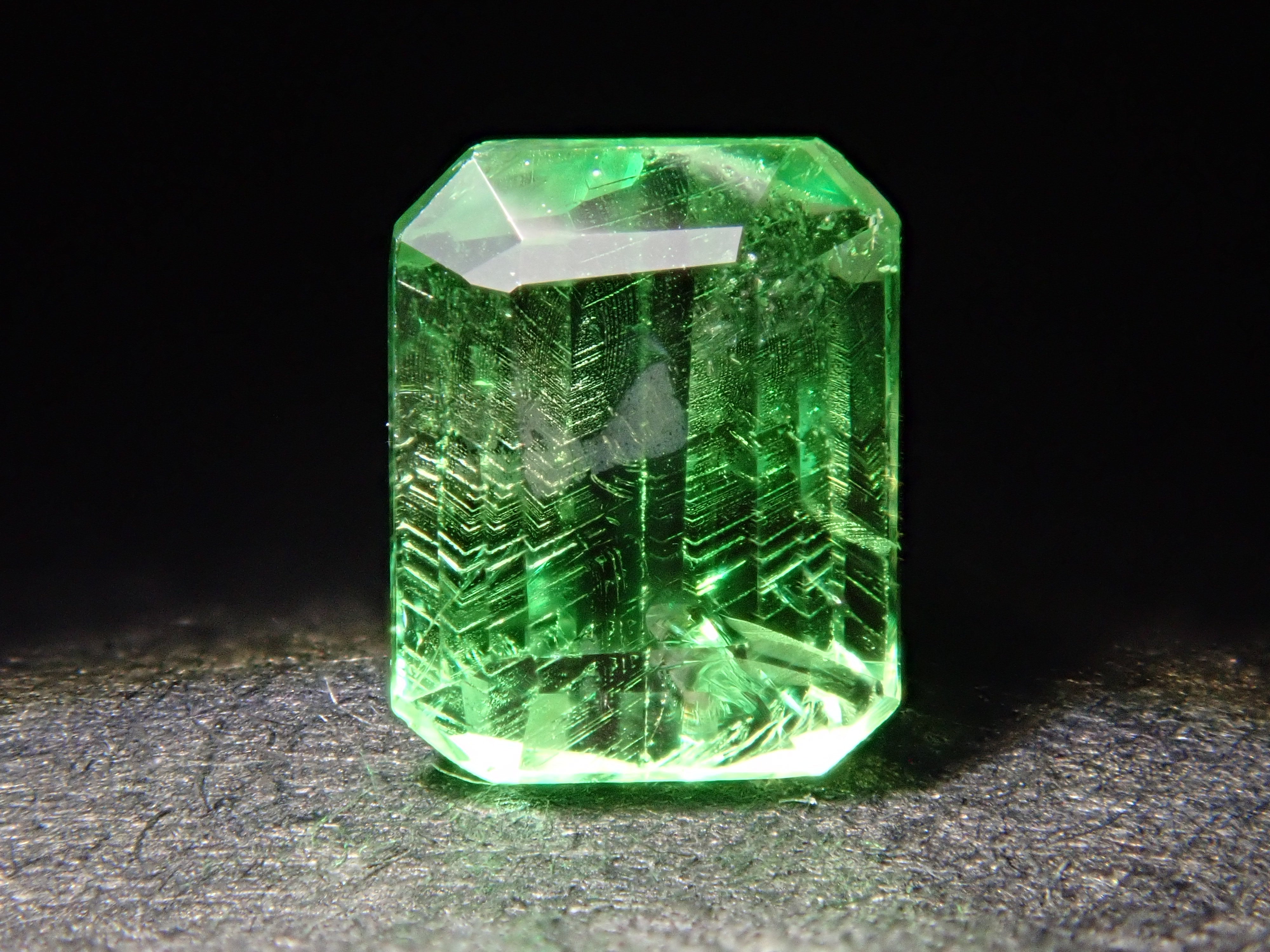 ケニア産バイカラーグロッシュラーガーネット 0.496ctルース