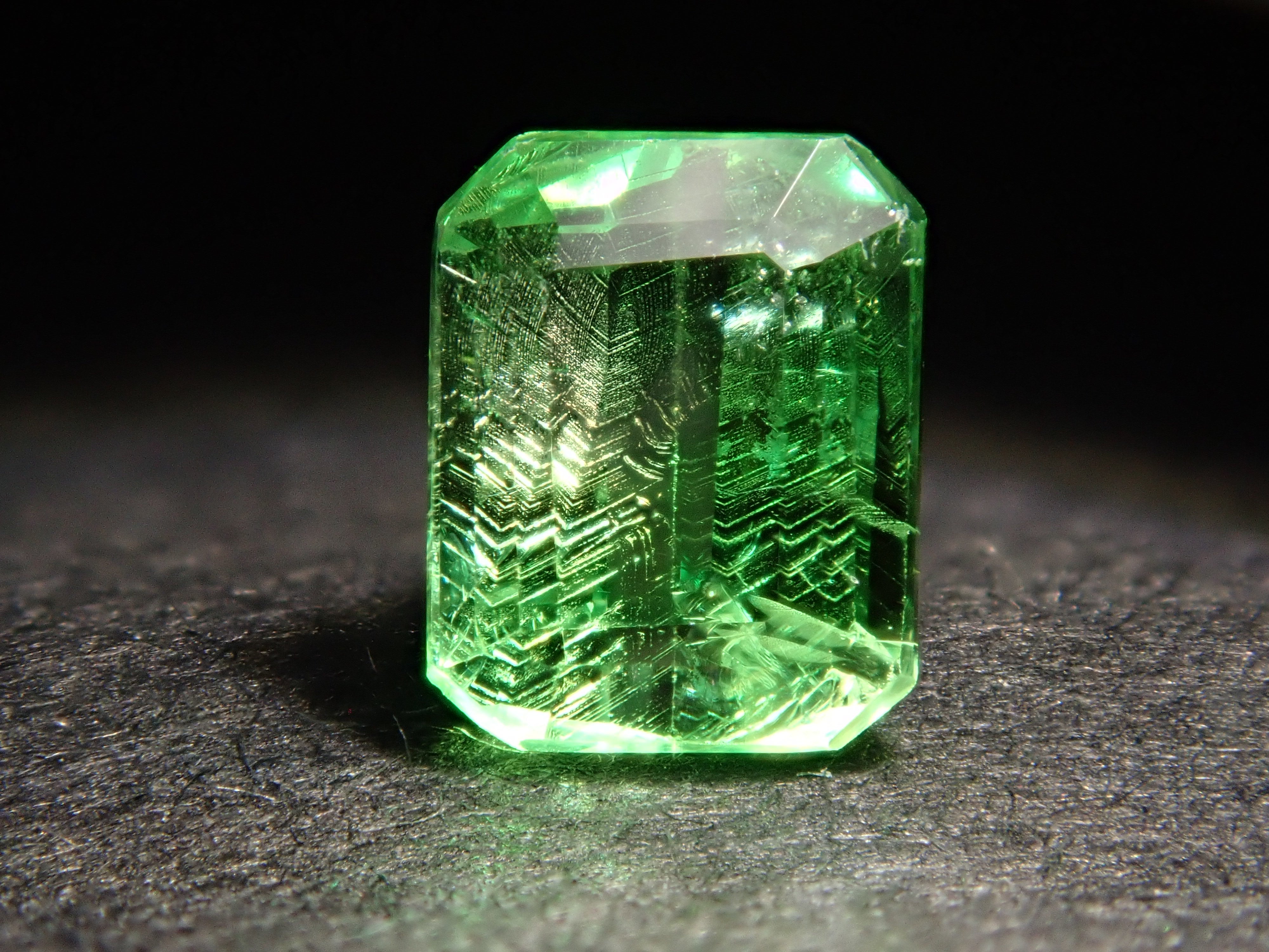 ケニア産バイカラーグロッシュラーガーネット 0.496ctルース