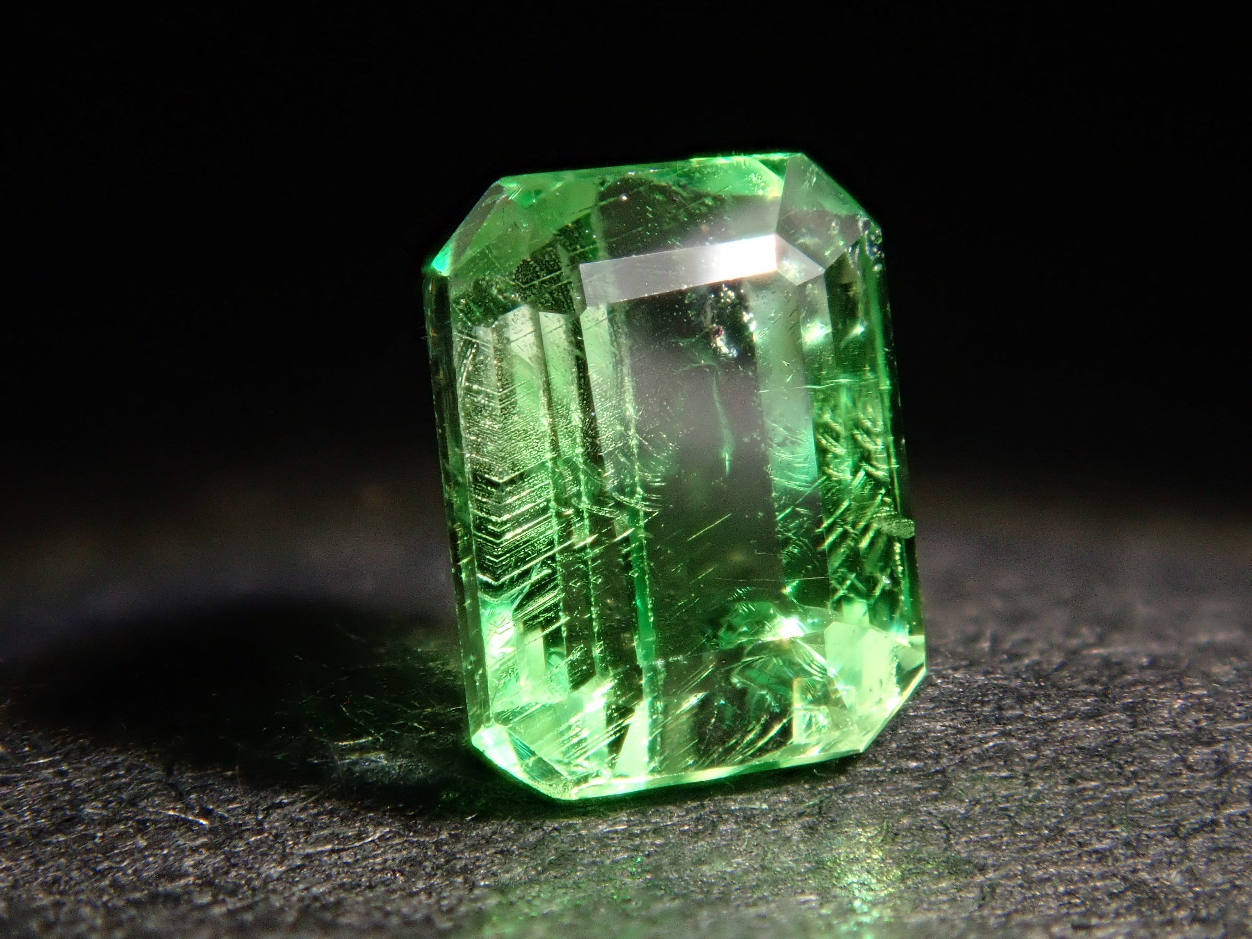 ケニア産バイカラーグロッシュラーガーネット 0.496ctルース