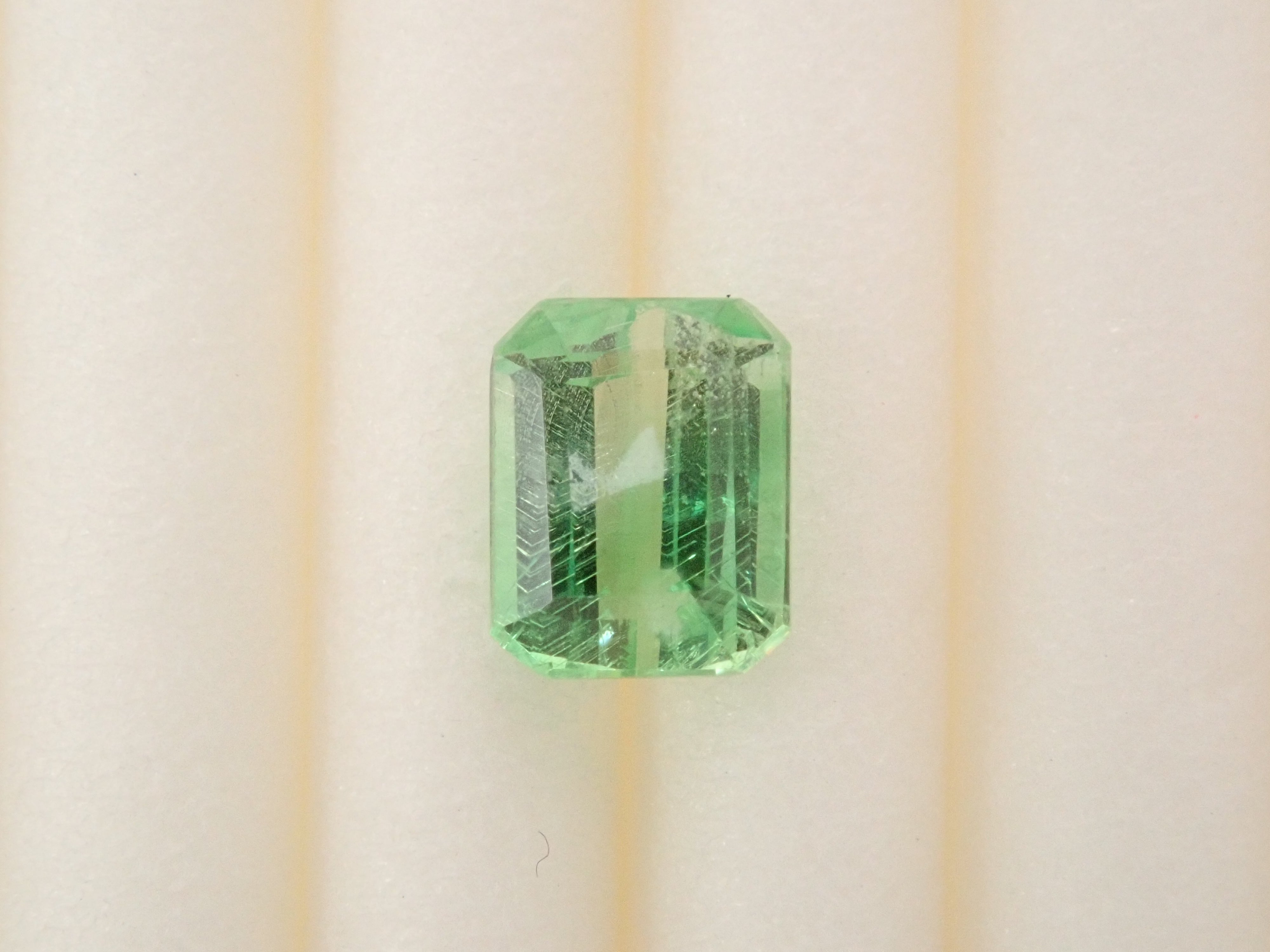 ケニア産バイカラーグロッシュラーガーネット 0.496ctルース