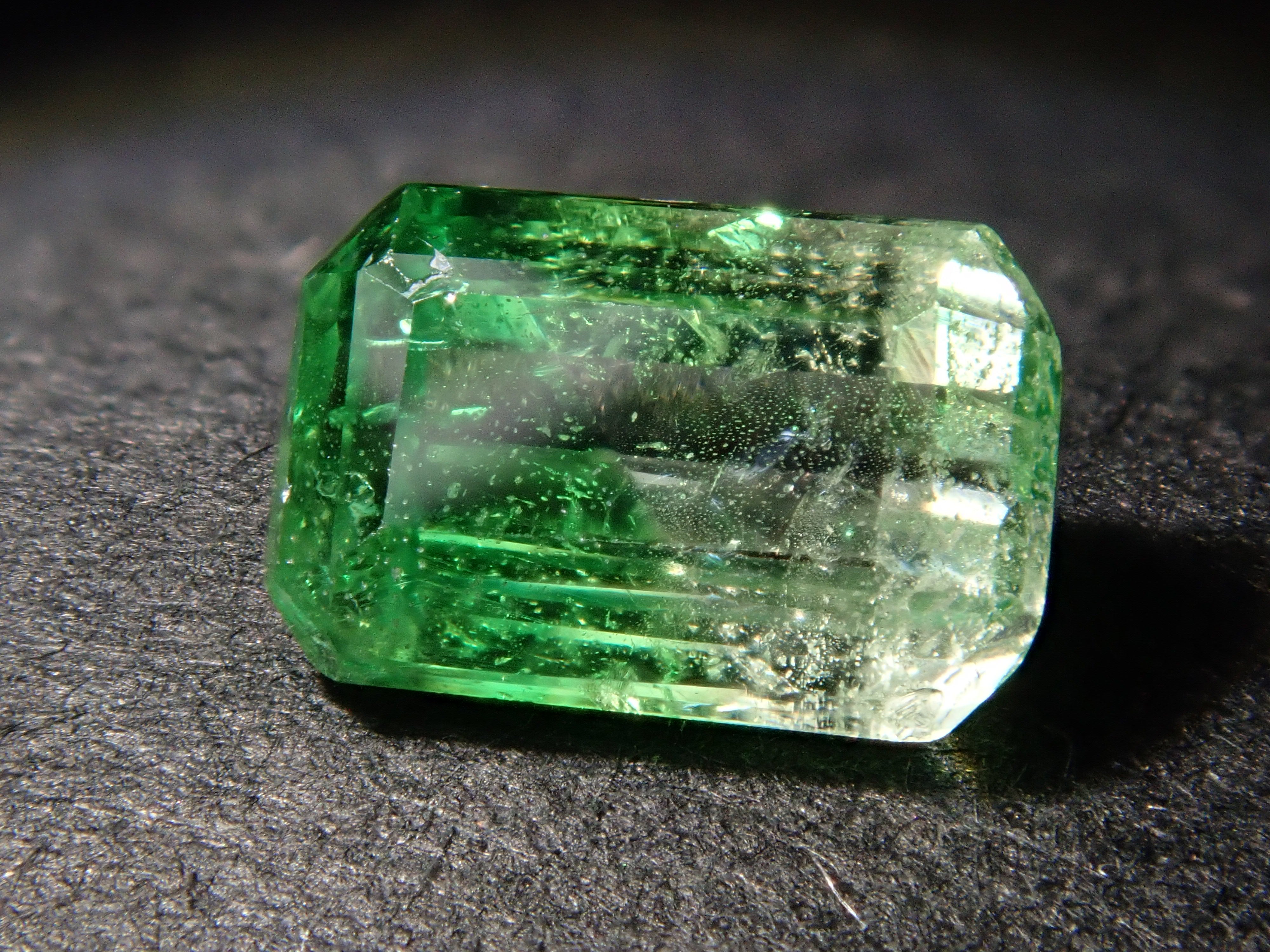 【12562577掲載】ケニア産バイカラーグロッシュラーガーネット 0.790ctルース