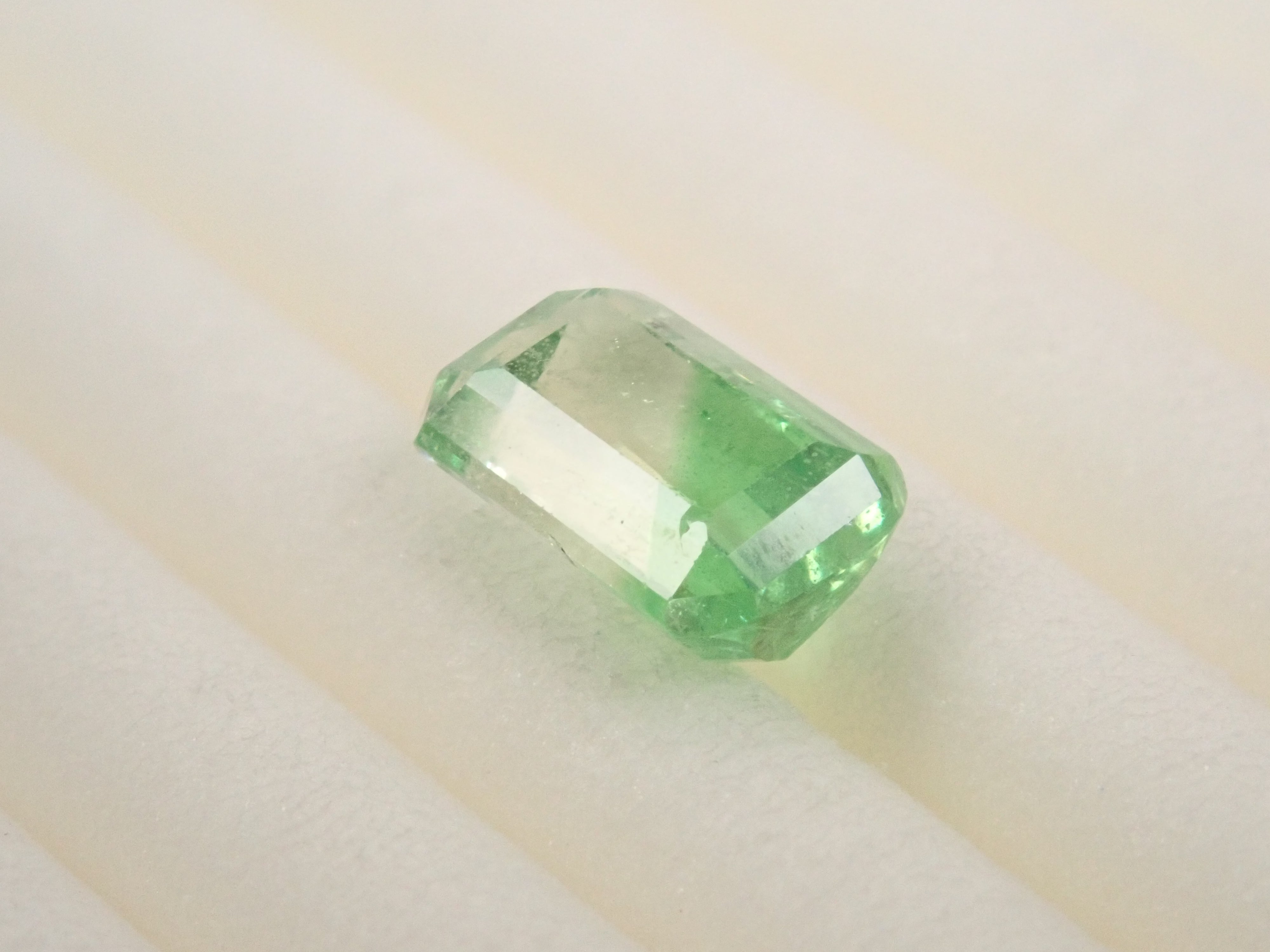 【12562577掲載】ケニア産バイカラーグロッシュラーガーネット 0.790ctルース