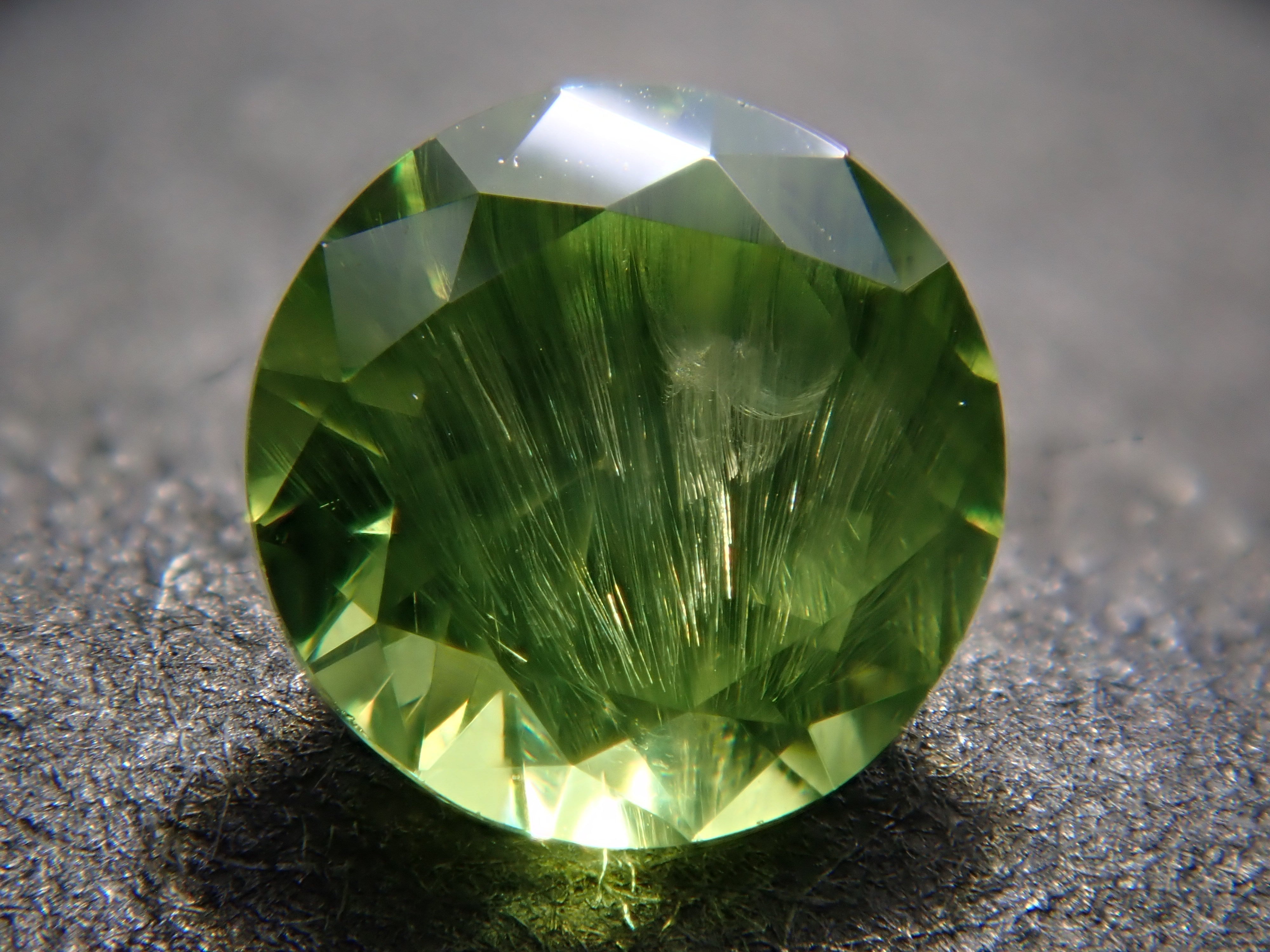 【12560924掲載】ロシア産デマントイドガーネット（ホーステール認む） 0.265ctルース