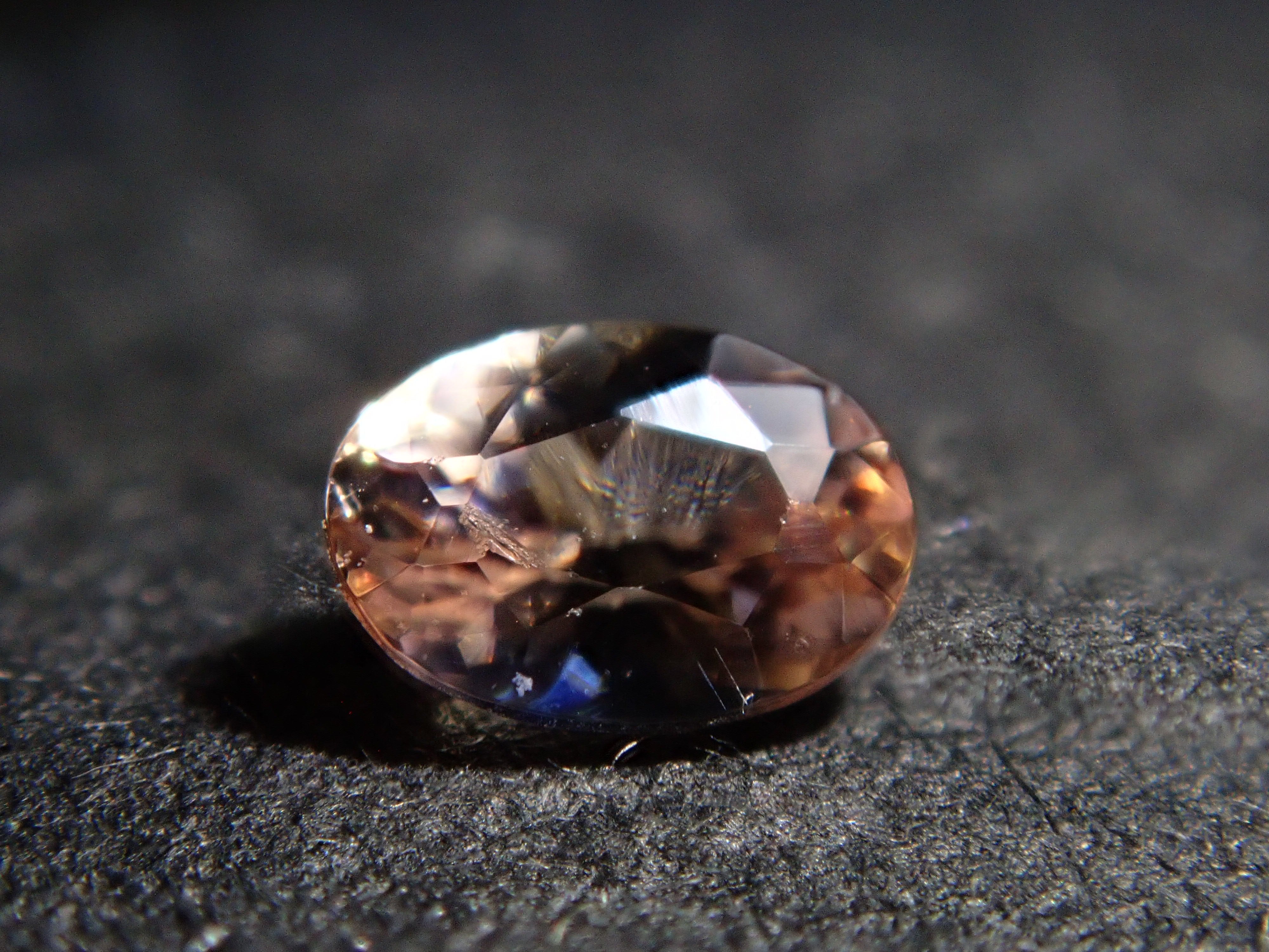 アメリカ産オレンジベニトアイト（ピーチベニトアイト） 0.135ctルース 鑑別書