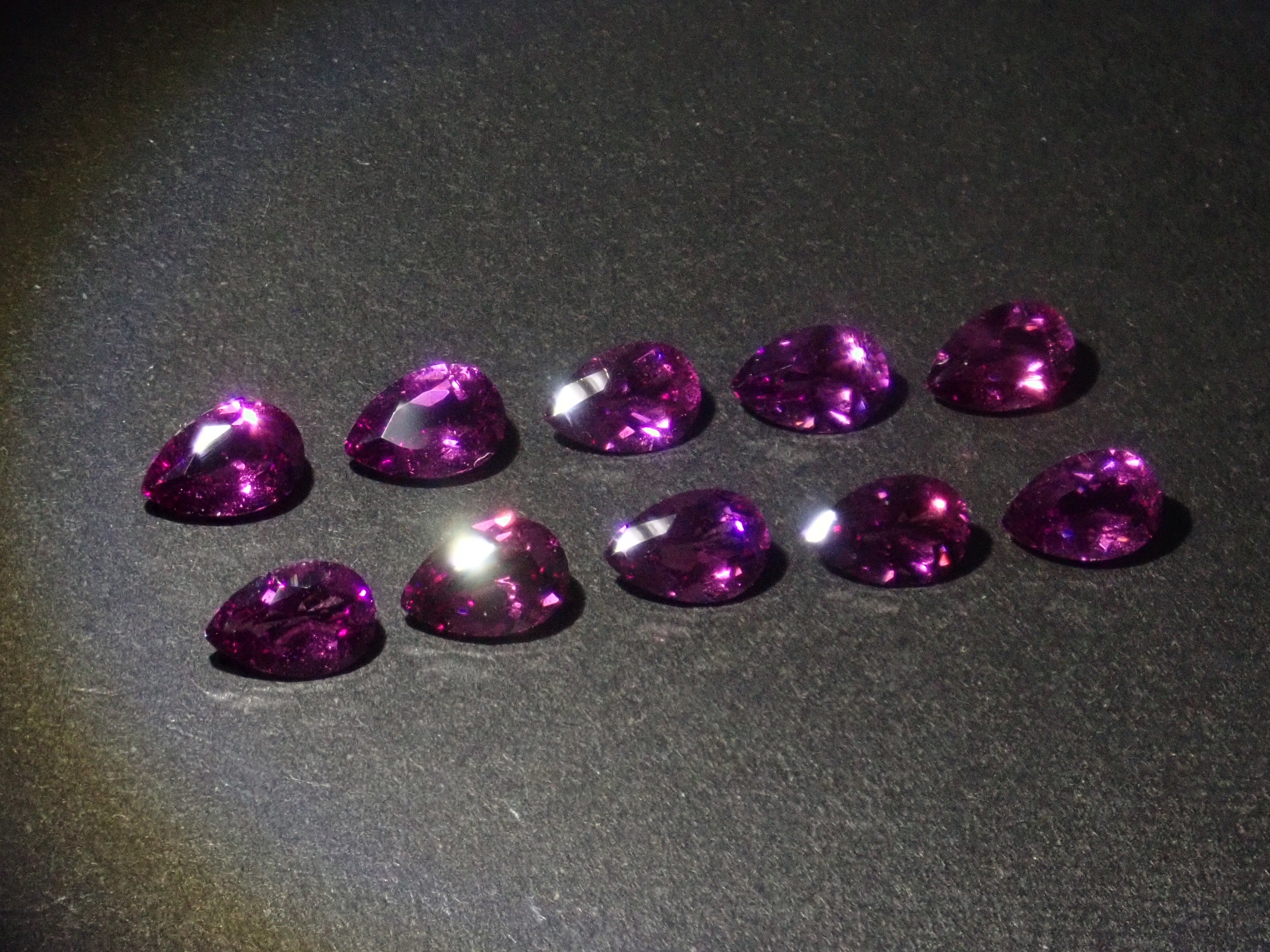 モザンビーク産グレープガーネット1石ルース（6×4mm,ペアシェイプ