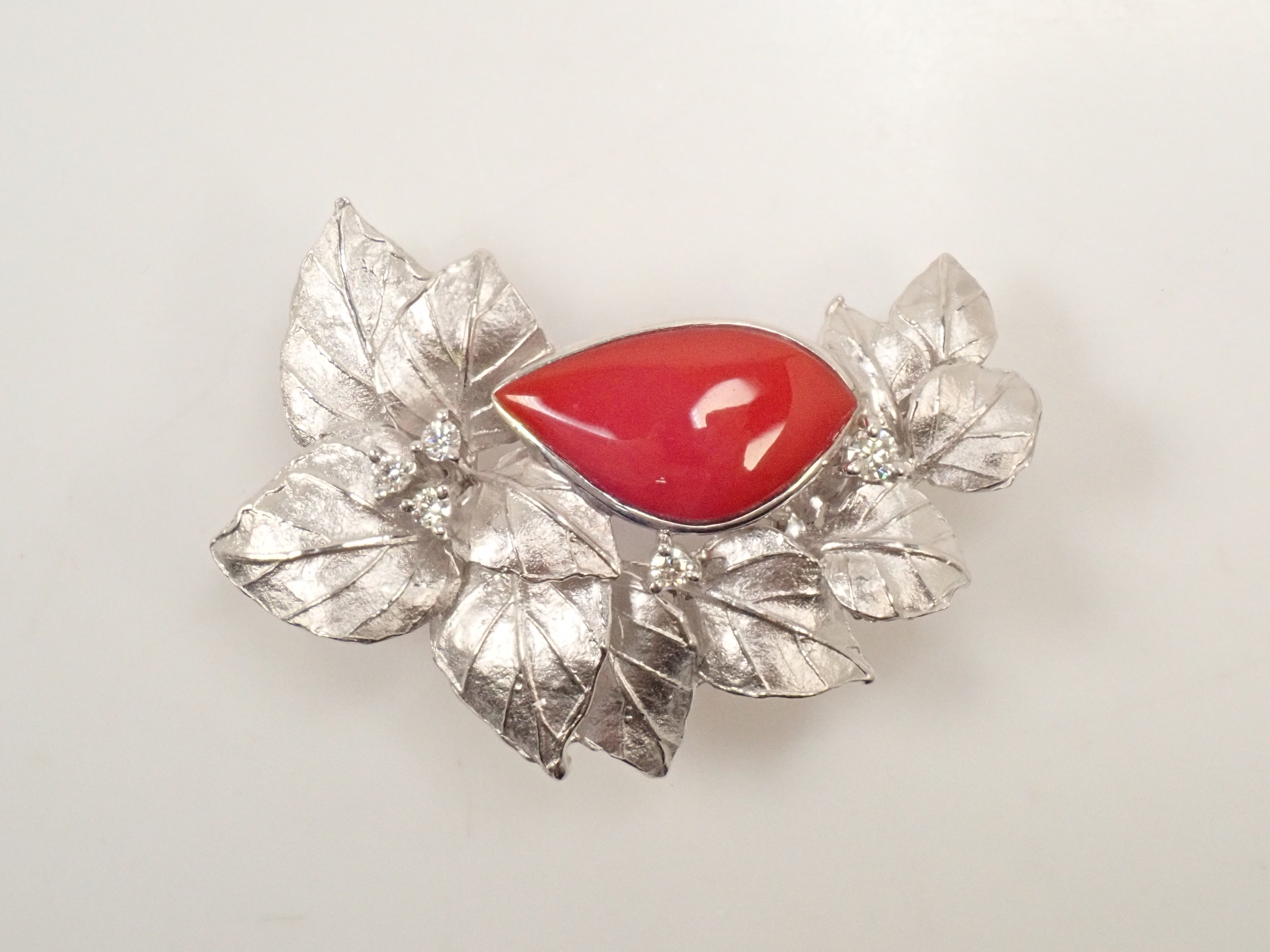 【22602549掲載】【カラフリ】K18WG 血赤珊瑚 0.19ct ブローチ