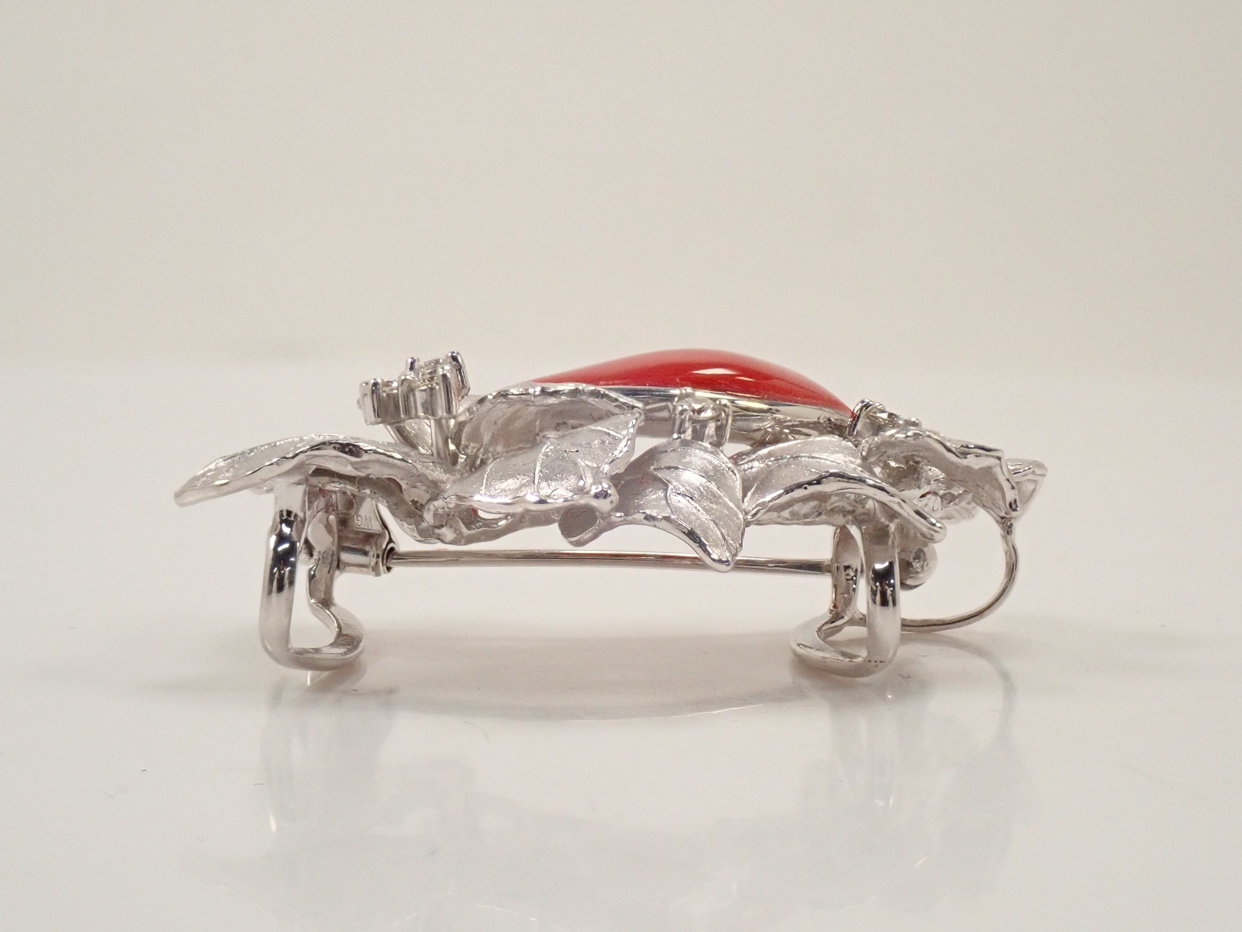 【22602549掲載】【カラフリ】K18WG 血赤珊瑚 0.19ct ブローチ