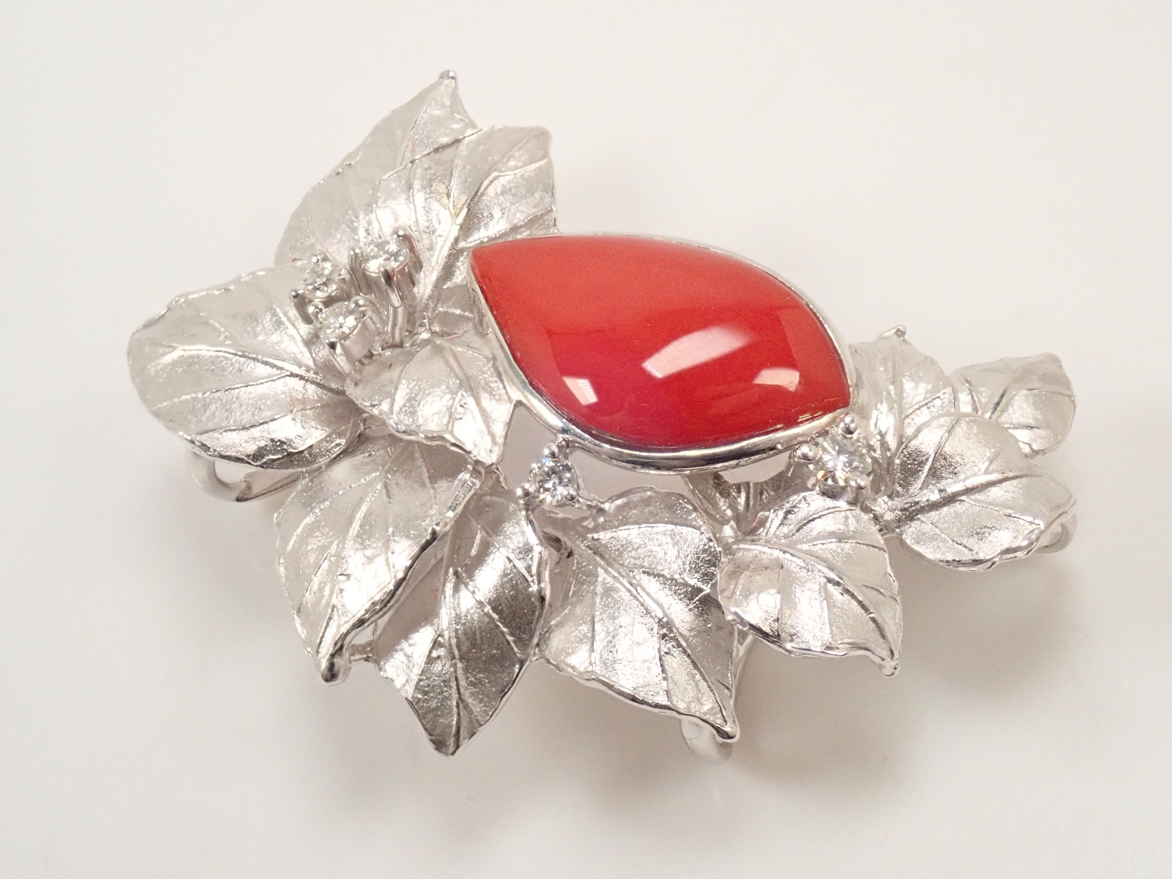 【22602549掲載】【カラフリ】K18WG 血赤珊瑚 0.19ct ブローチ