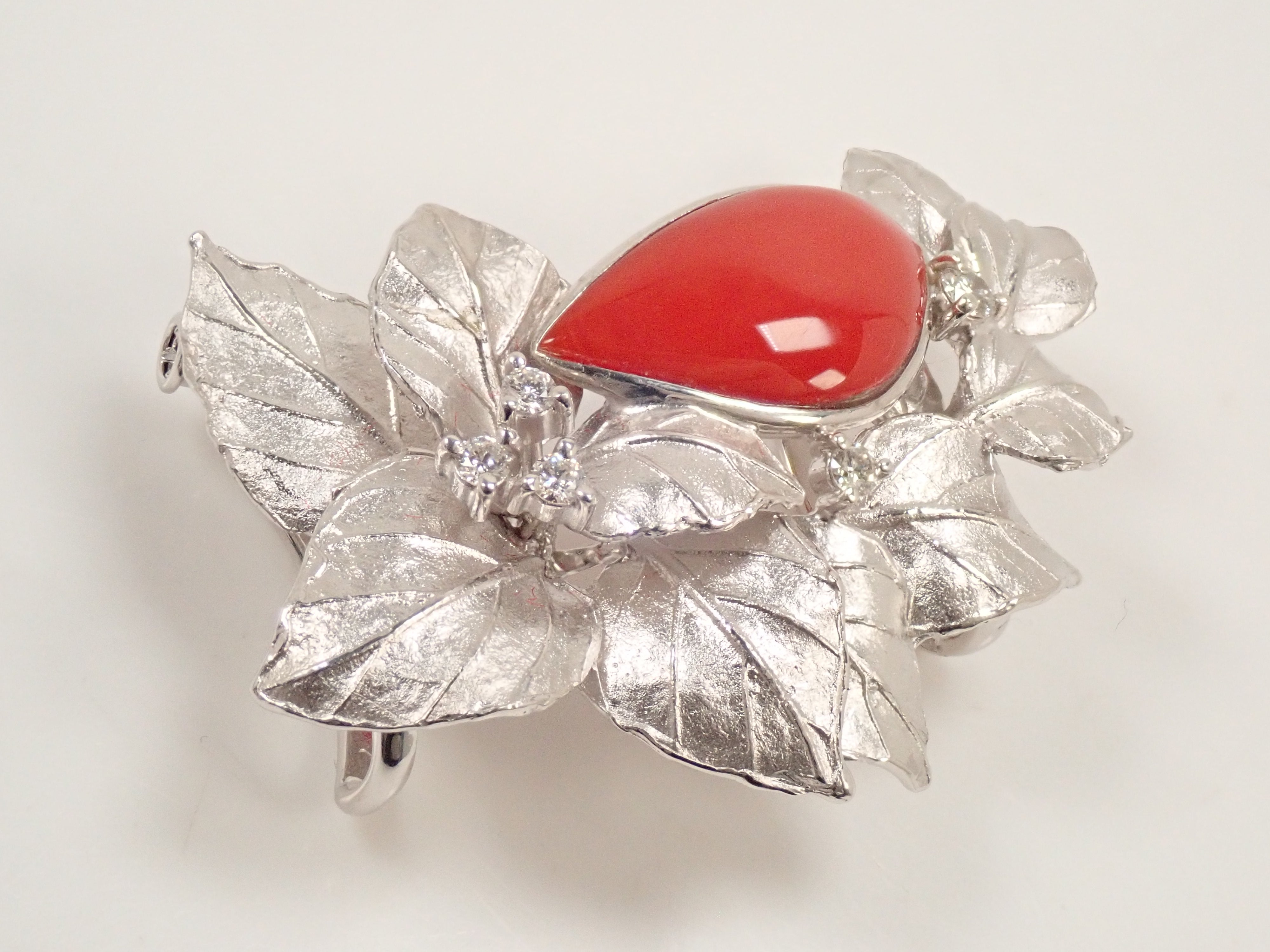 【22602549掲載】【カラフリ】K18WG 血赤珊瑚 0.19ct ブローチ