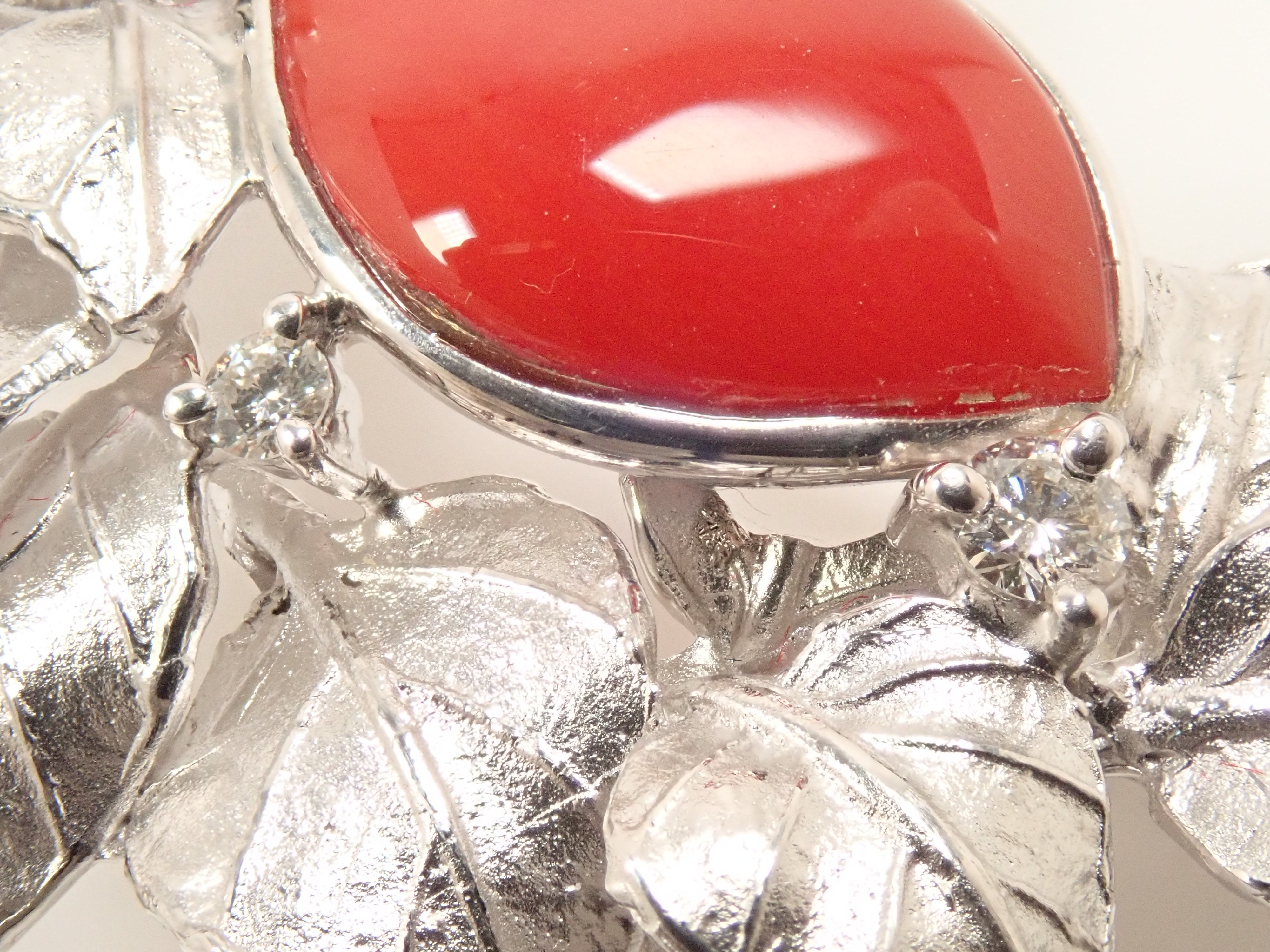 【22602549掲載】【カラフリ】K18WG 血赤珊瑚 0.19ct ブローチ