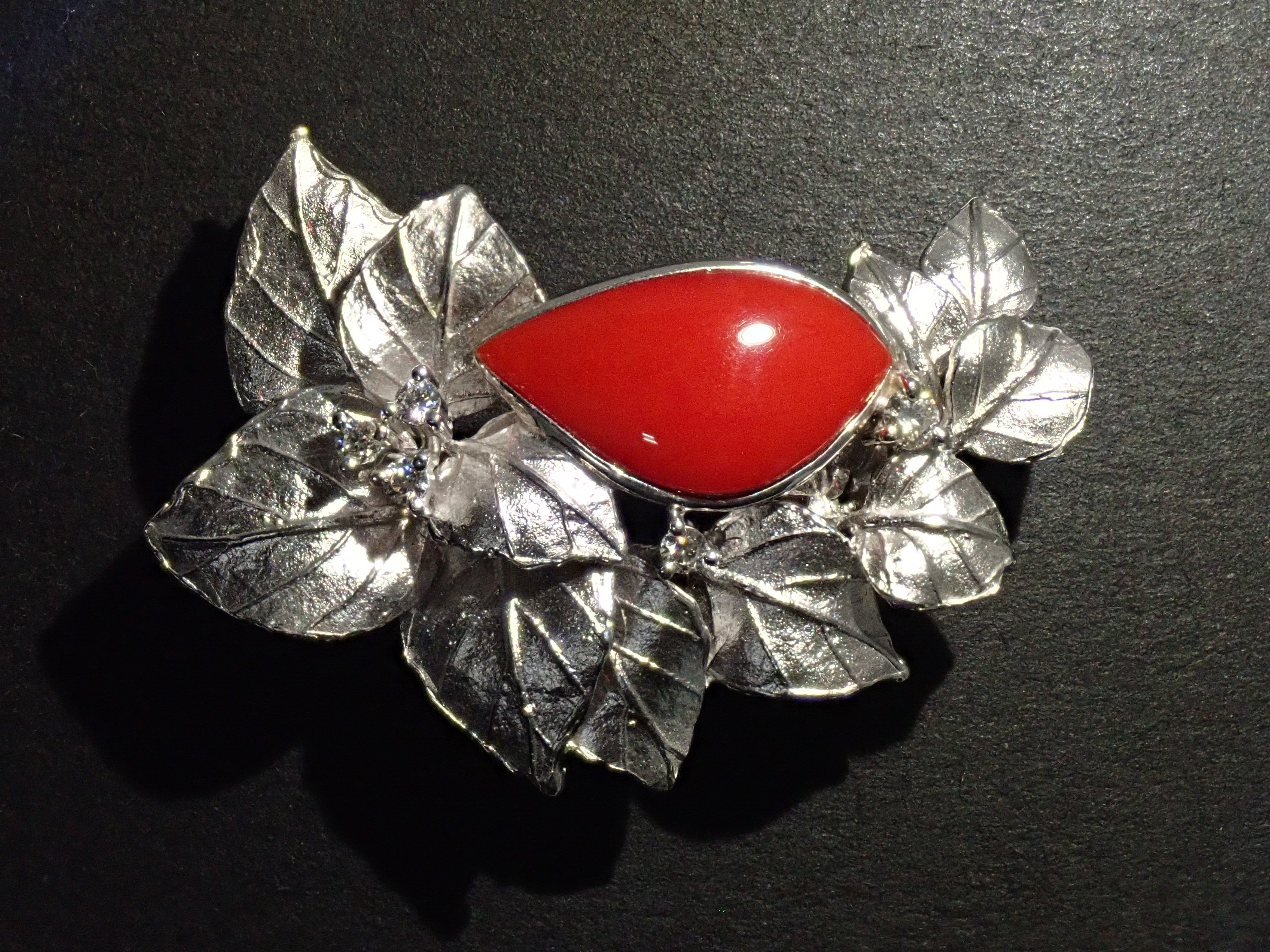 【22602549掲載】【カラフリ】K18WG 血赤珊瑚 0.19ct ブローチ