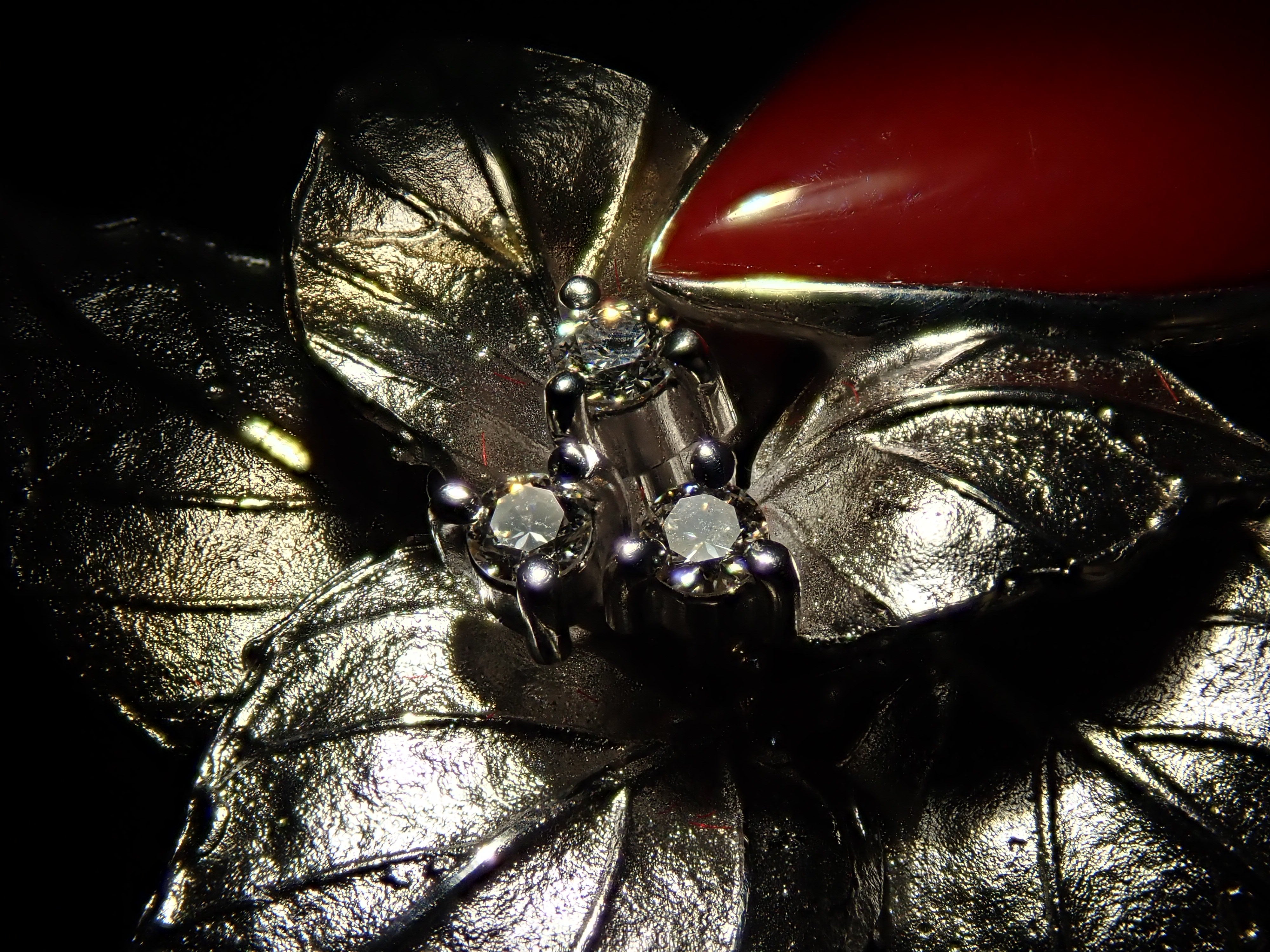 【22602549掲載】【カラフリ】K18WG 血赤珊瑚 0.19ct ブローチ