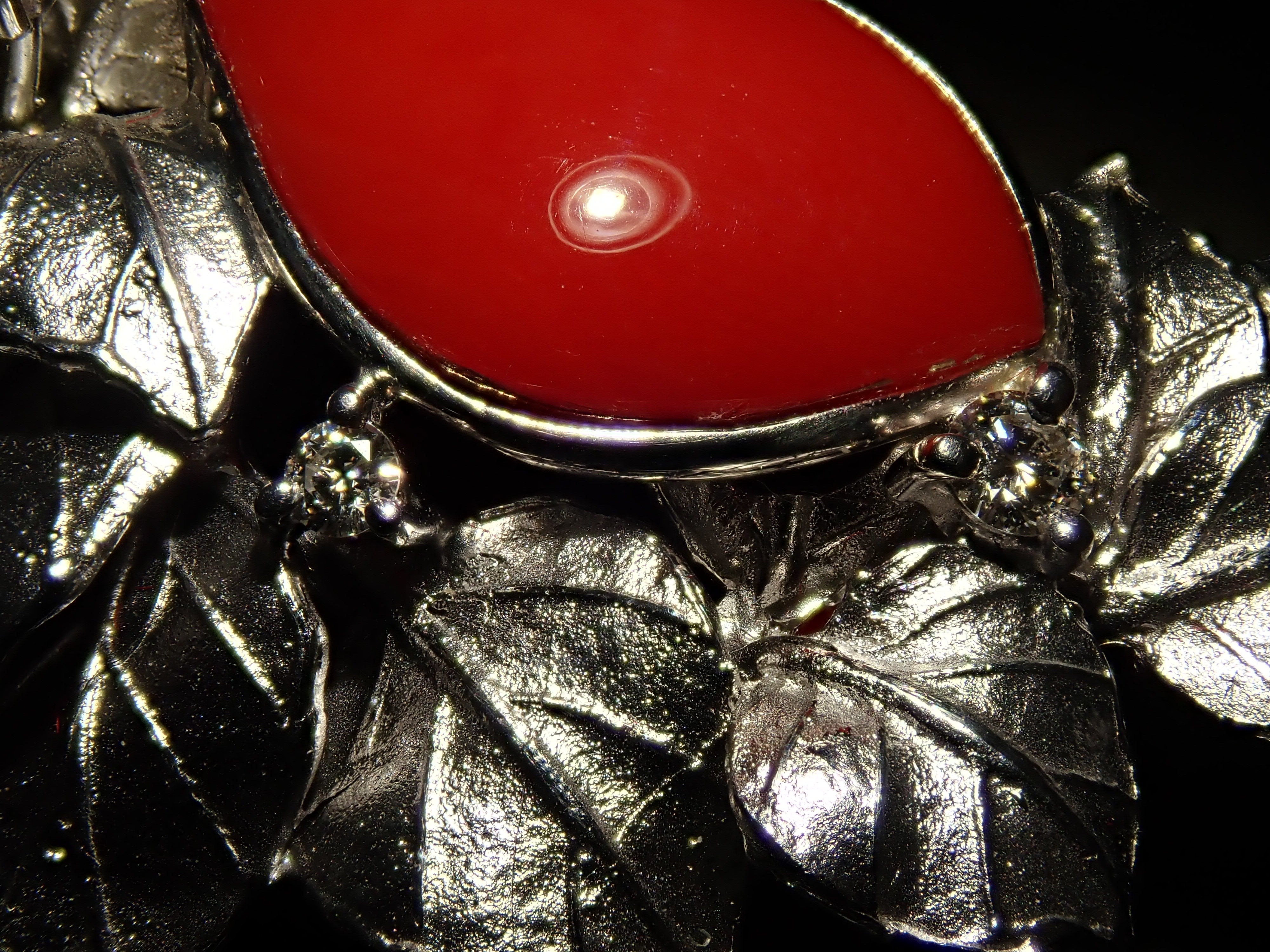 【22602549掲載】【カラフリ】K18WG 血赤珊瑚 0.19ct ブローチ