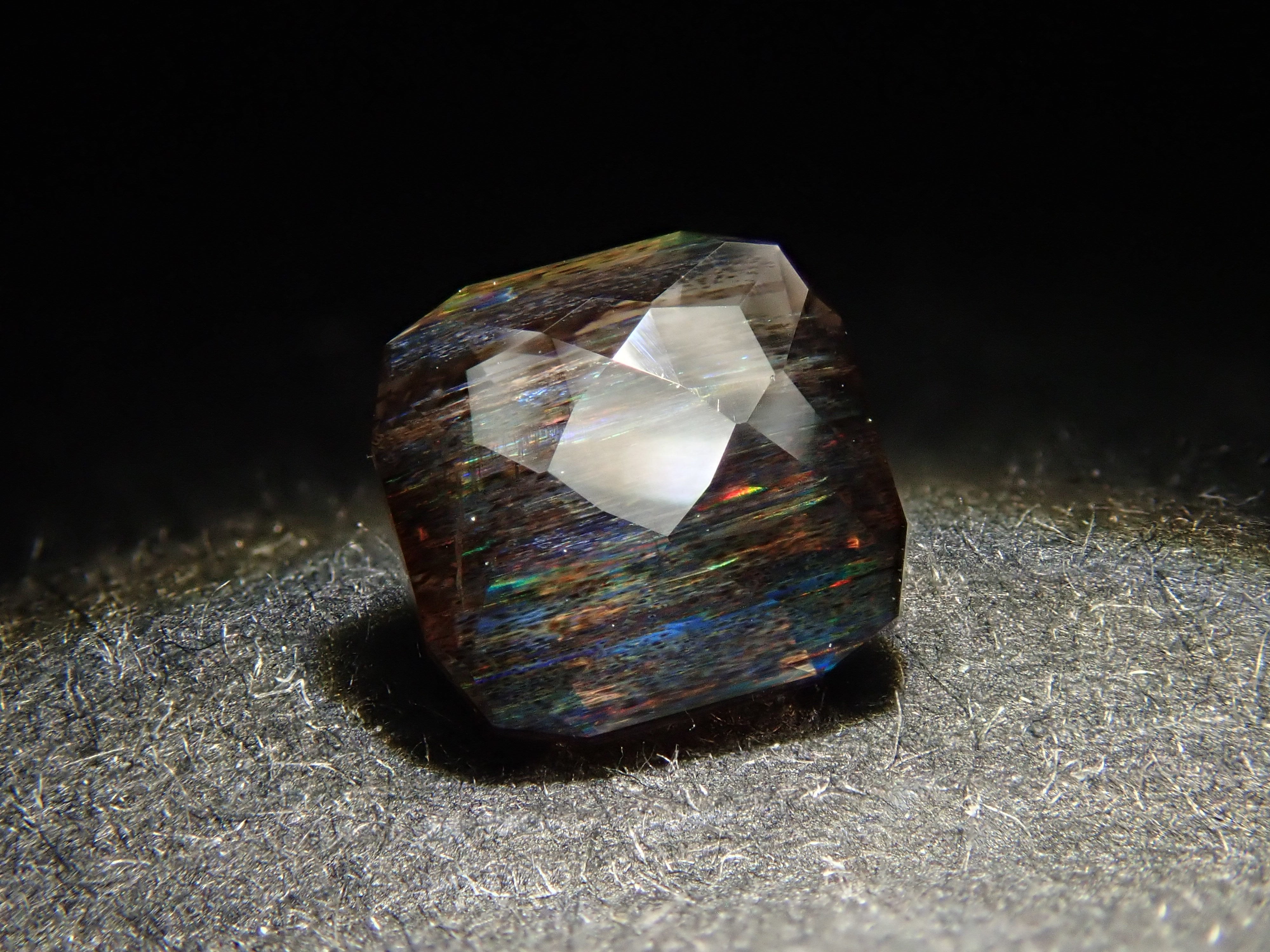 【12561280掲載】ブラジル産レインボースキャポライト 0.393ctルース