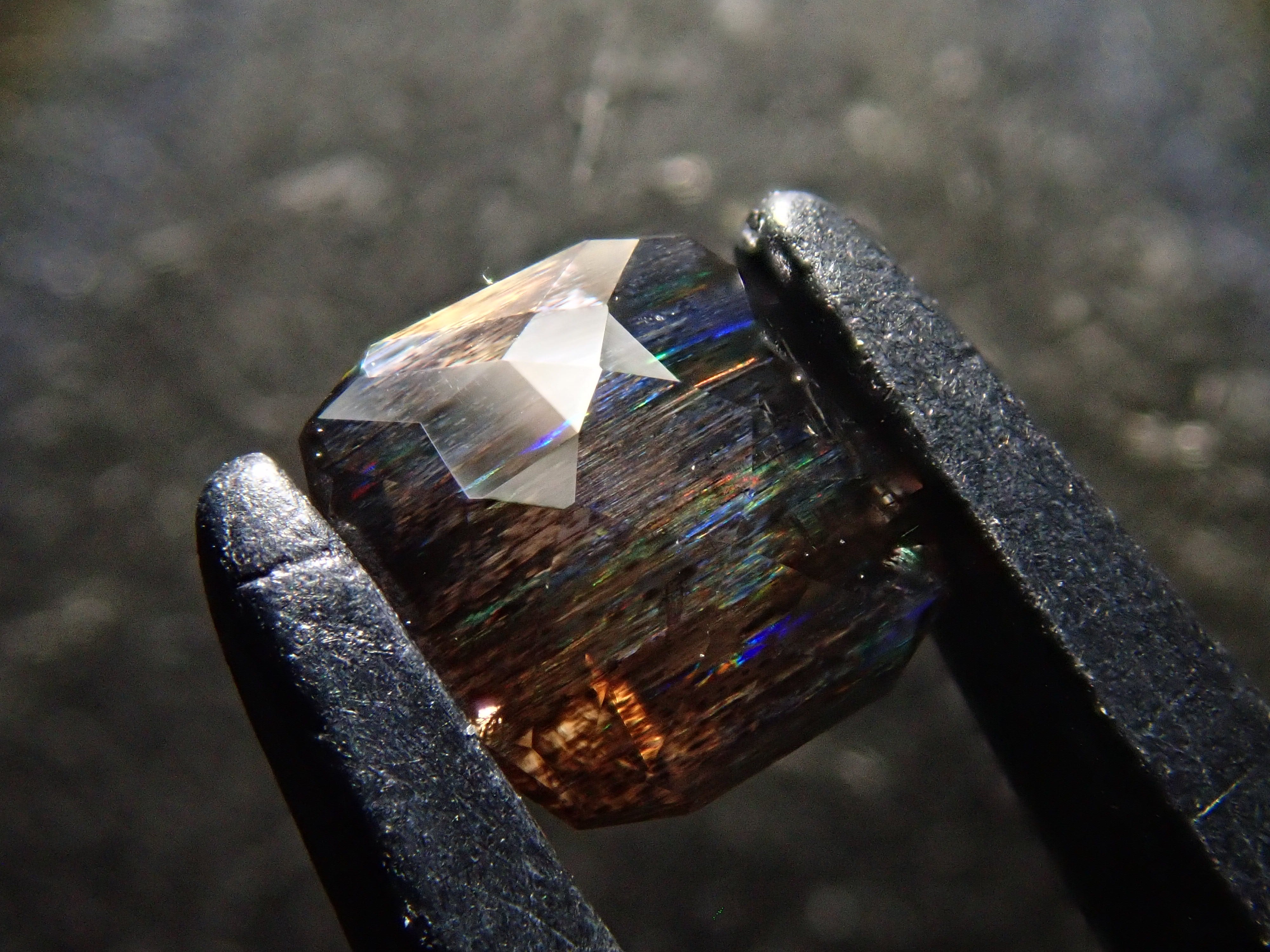 【12561280掲載】ブラジル産レインボースキャポライト 0.393ctルース