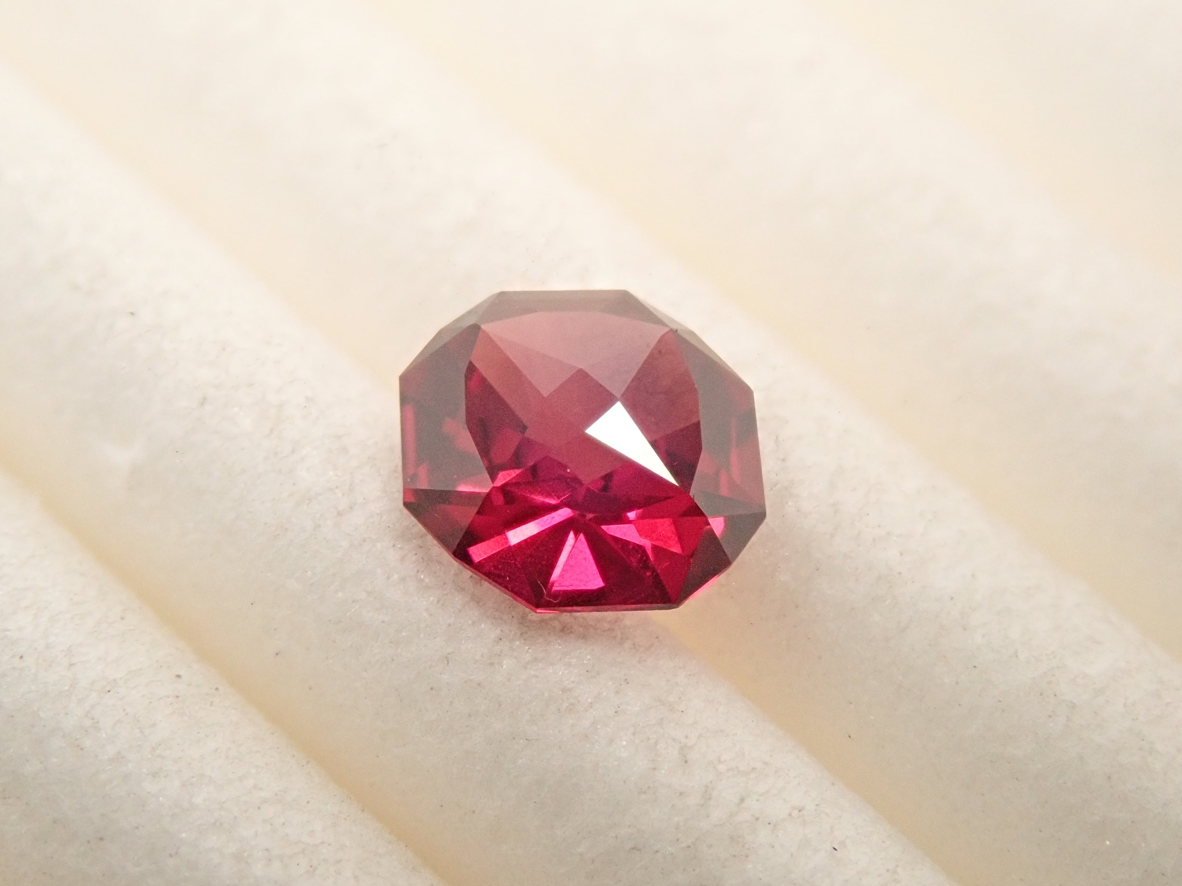 タンザニア産ロードライトガーネット 0.410ctルース