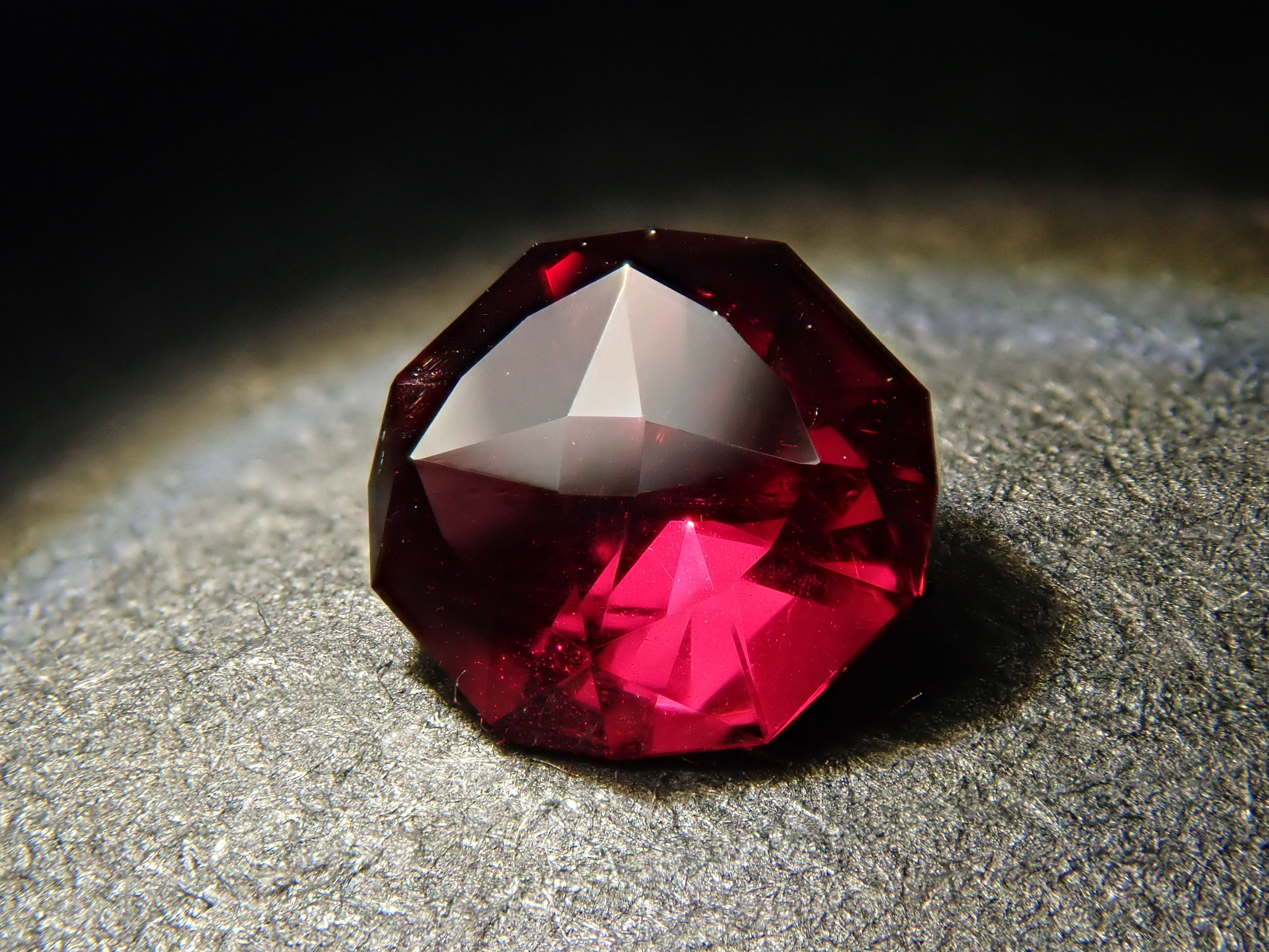 タンザニア産ロードライトガーネット 0.410ctルース