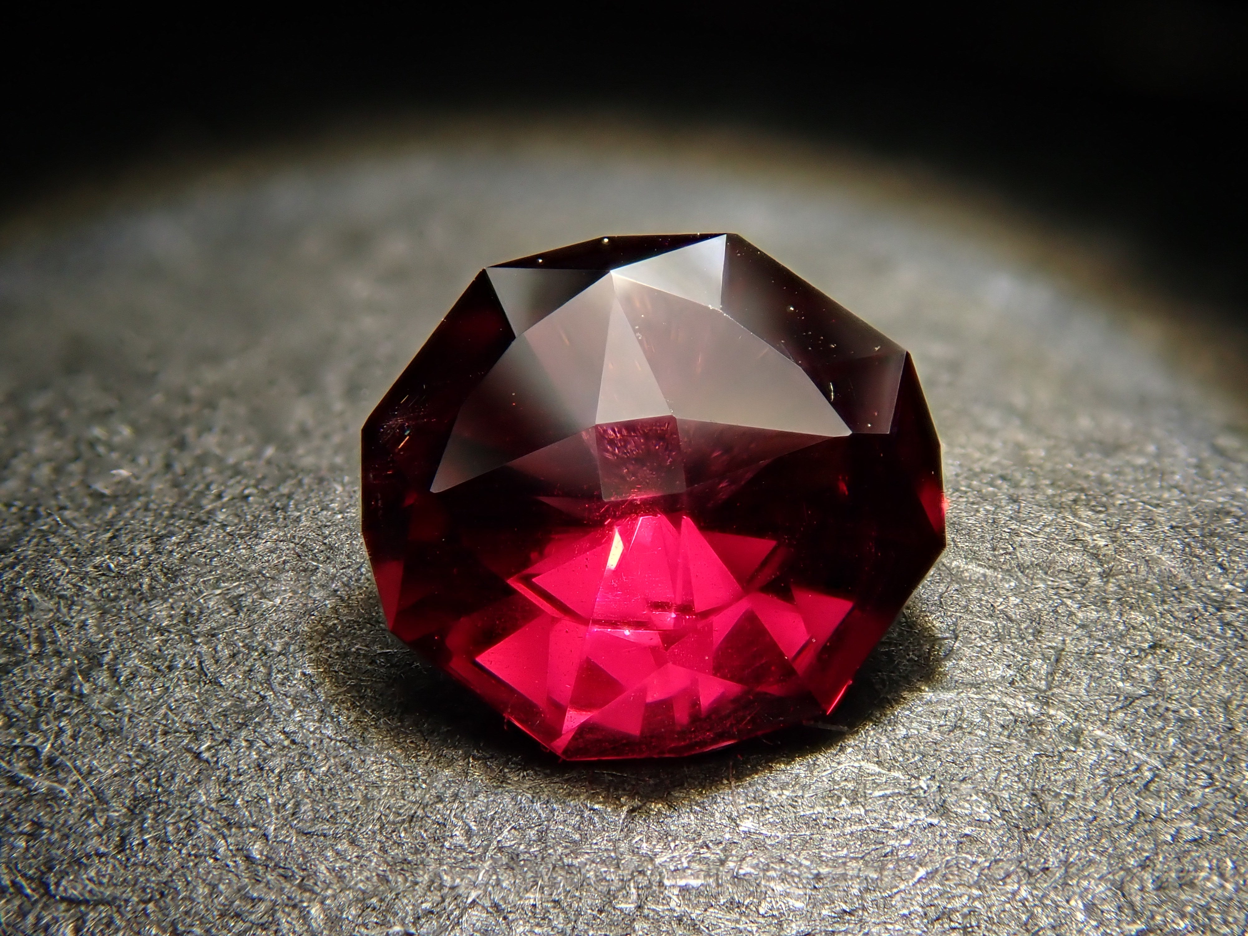 タンザニア産ロードライトガーネット 0.410ctルース