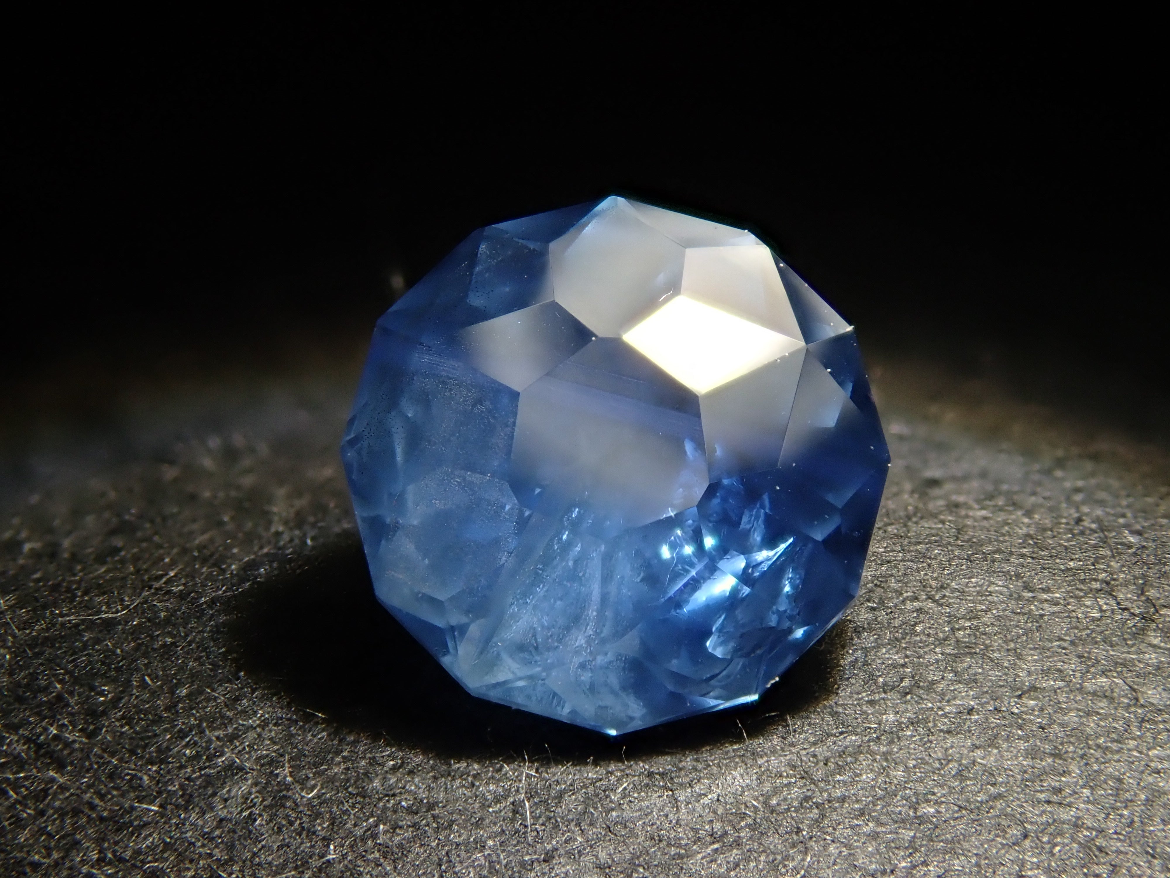 スリランカ産ブルーサファイア 0.826ctルース