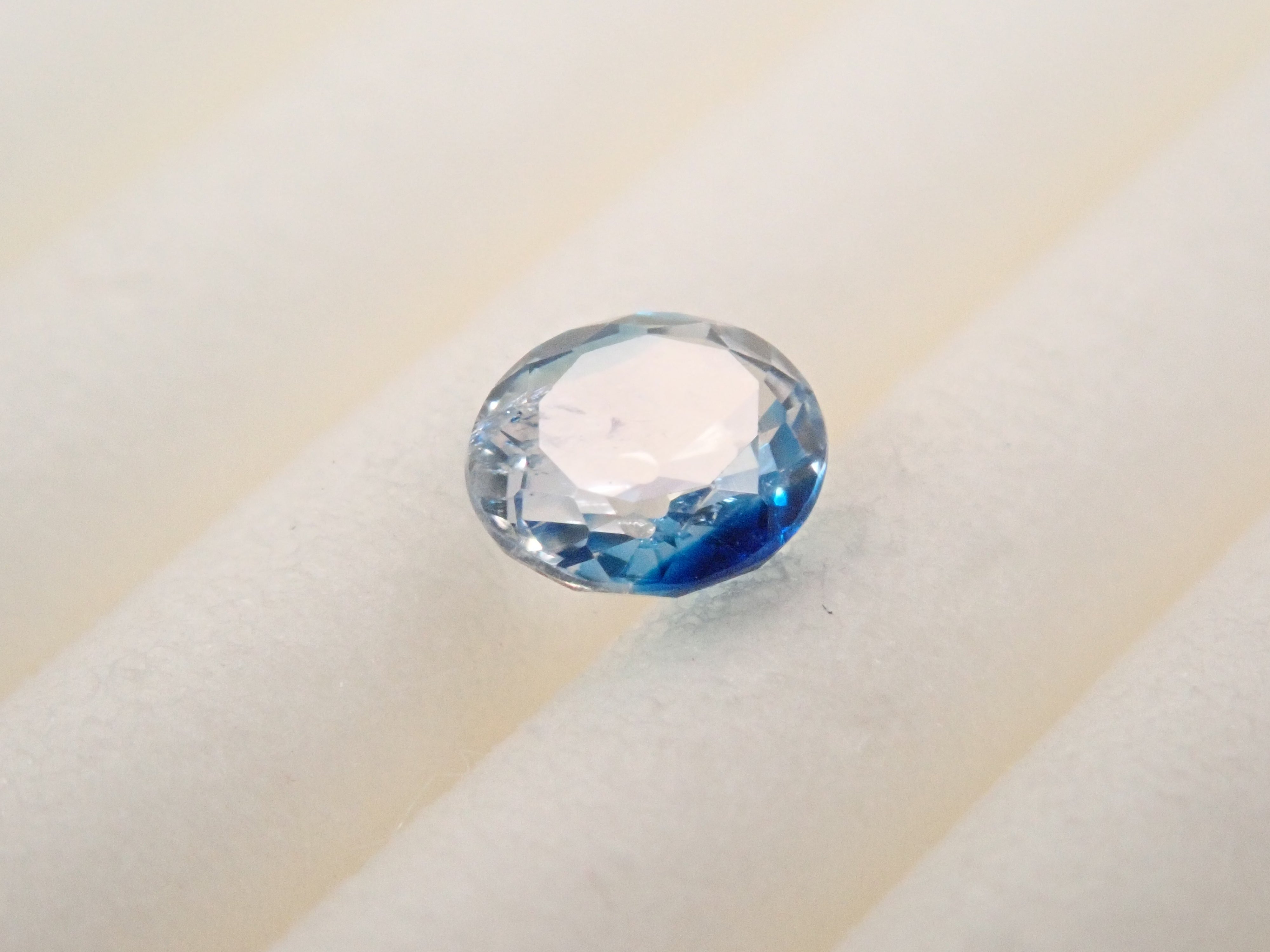 【12562665掲載】ジンバブエ産バイカラーユークレース 0.176ctルース