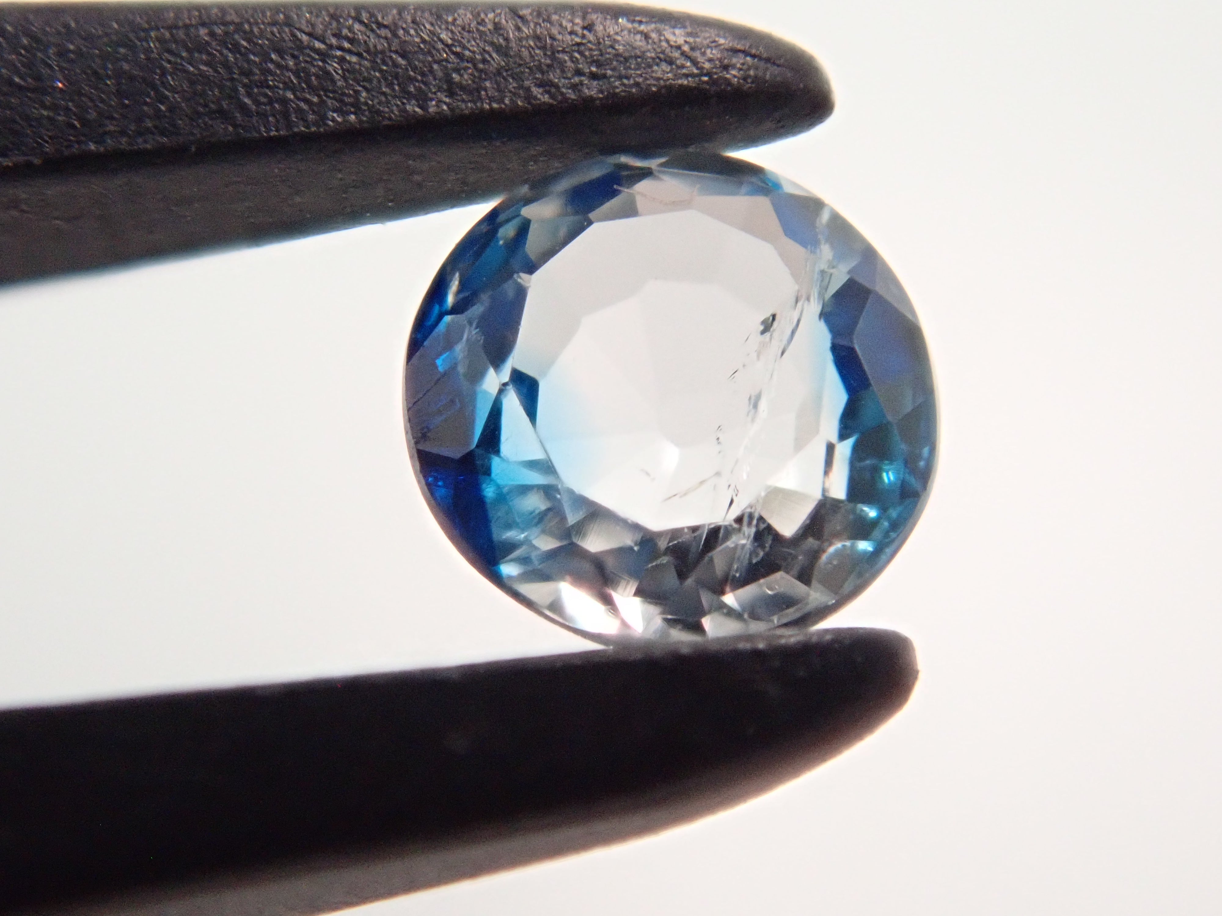 【12562665掲載】ジンバブエ産バイカラーユークレース 0.176ctルース