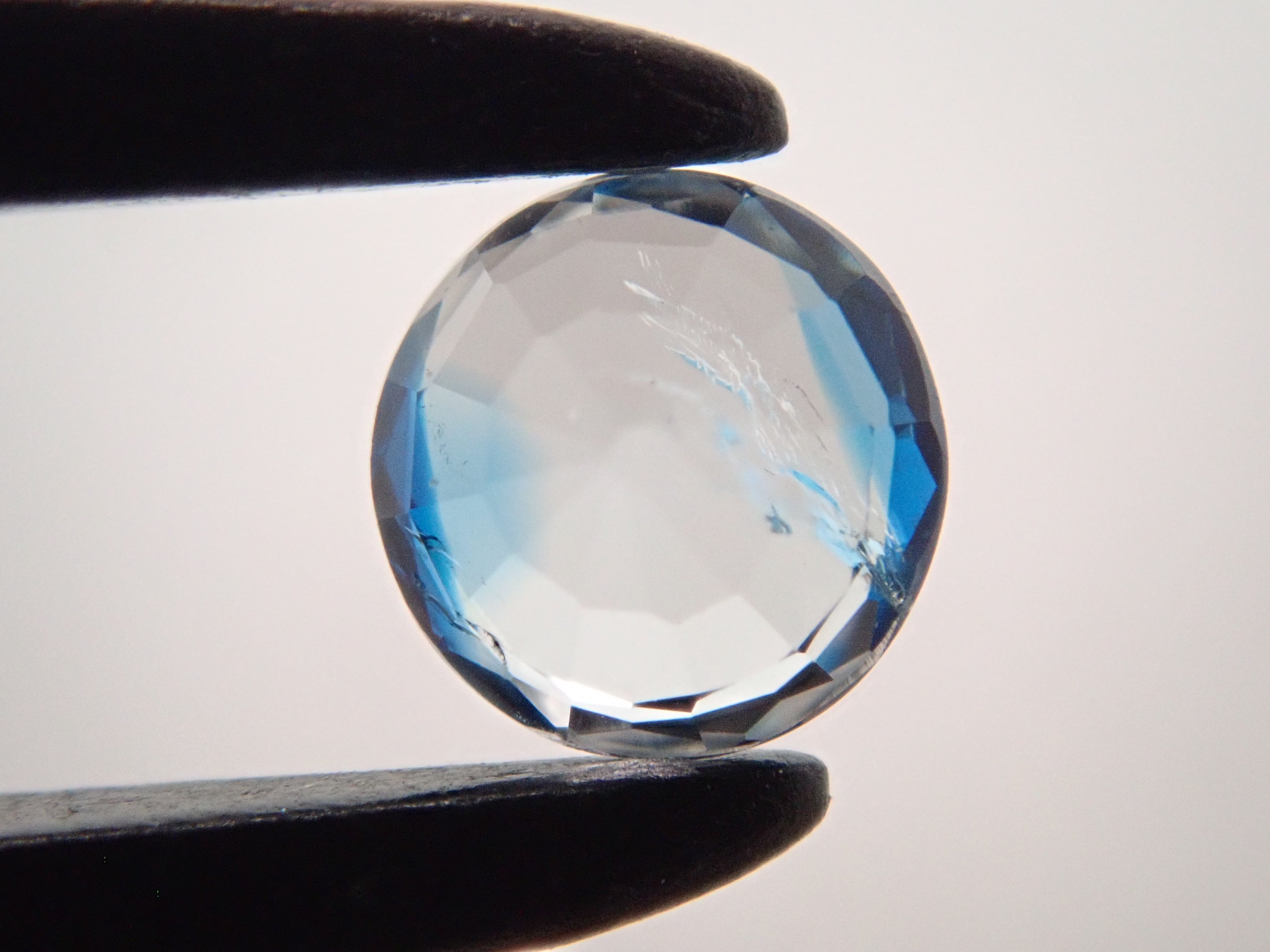 【12562665掲載】ジンバブエ産バイカラーユークレース 0.176ctルース