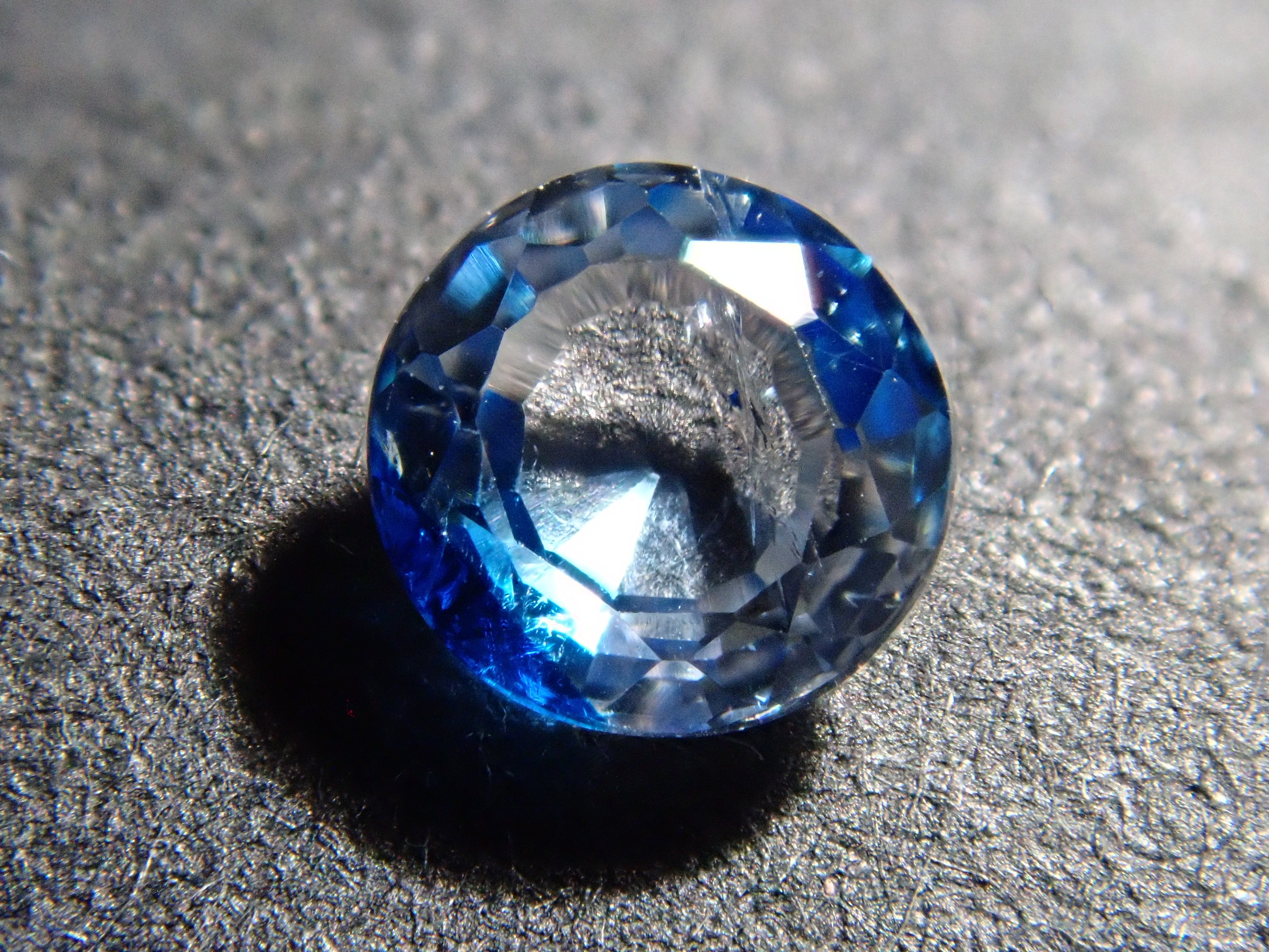 【12562665掲載】ジンバブエ産バイカラーユークレース 0.176ctルース