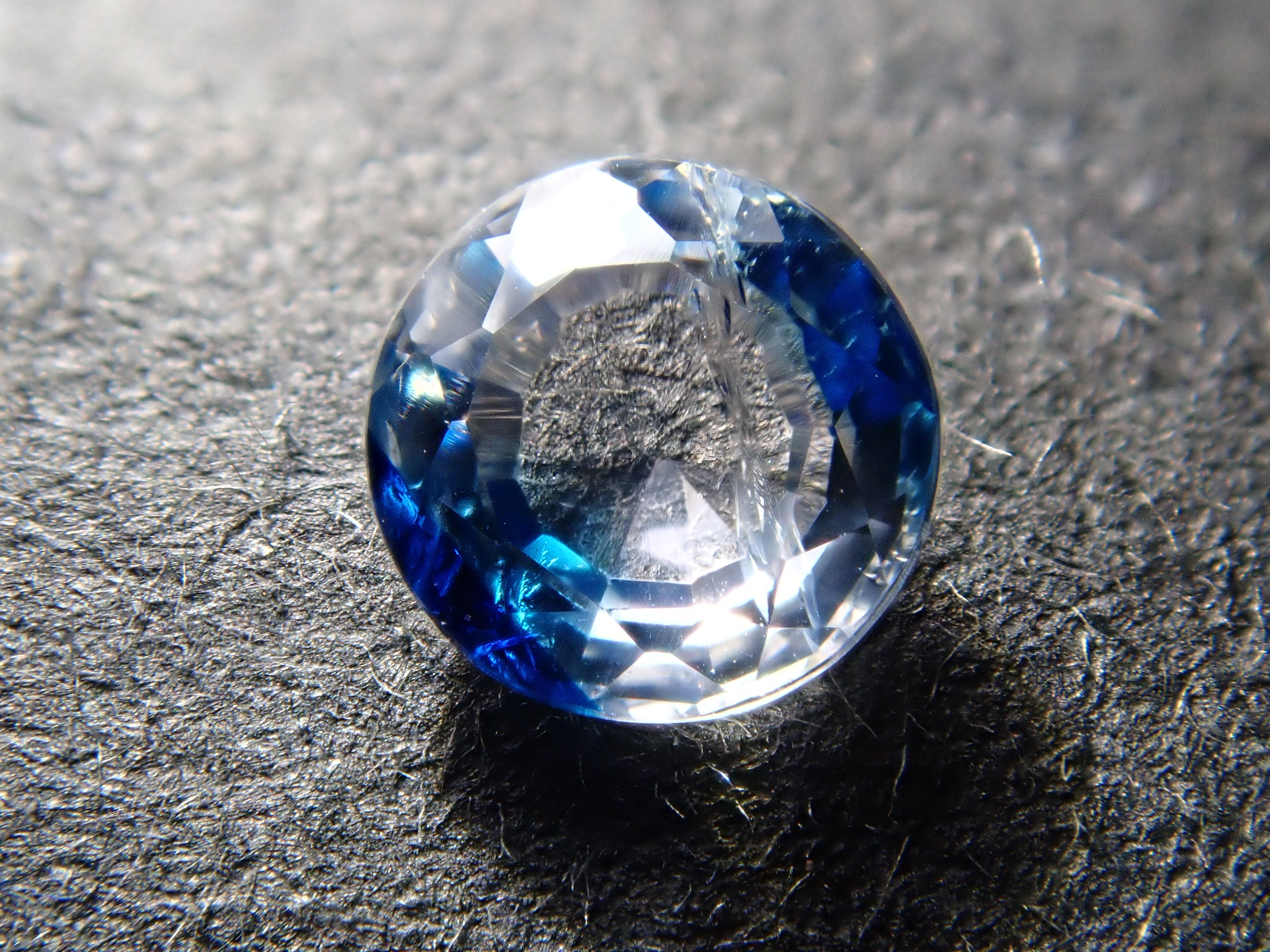 【12562665掲載】ジンバブエ産バイカラーユークレース 0.176ctルース