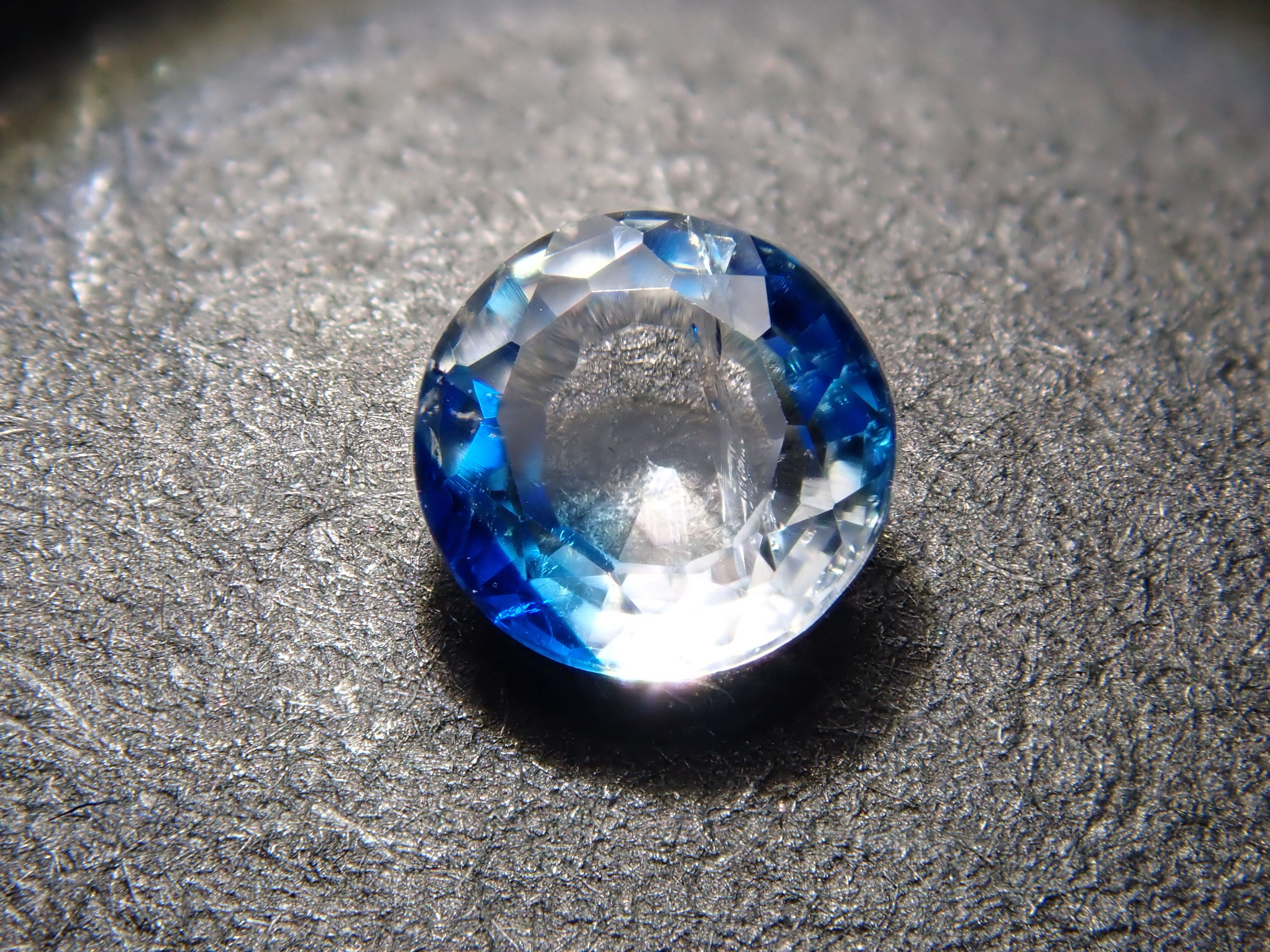 【12562665掲載】ジンバブエ産バイカラーユークレース 0.176ctルース