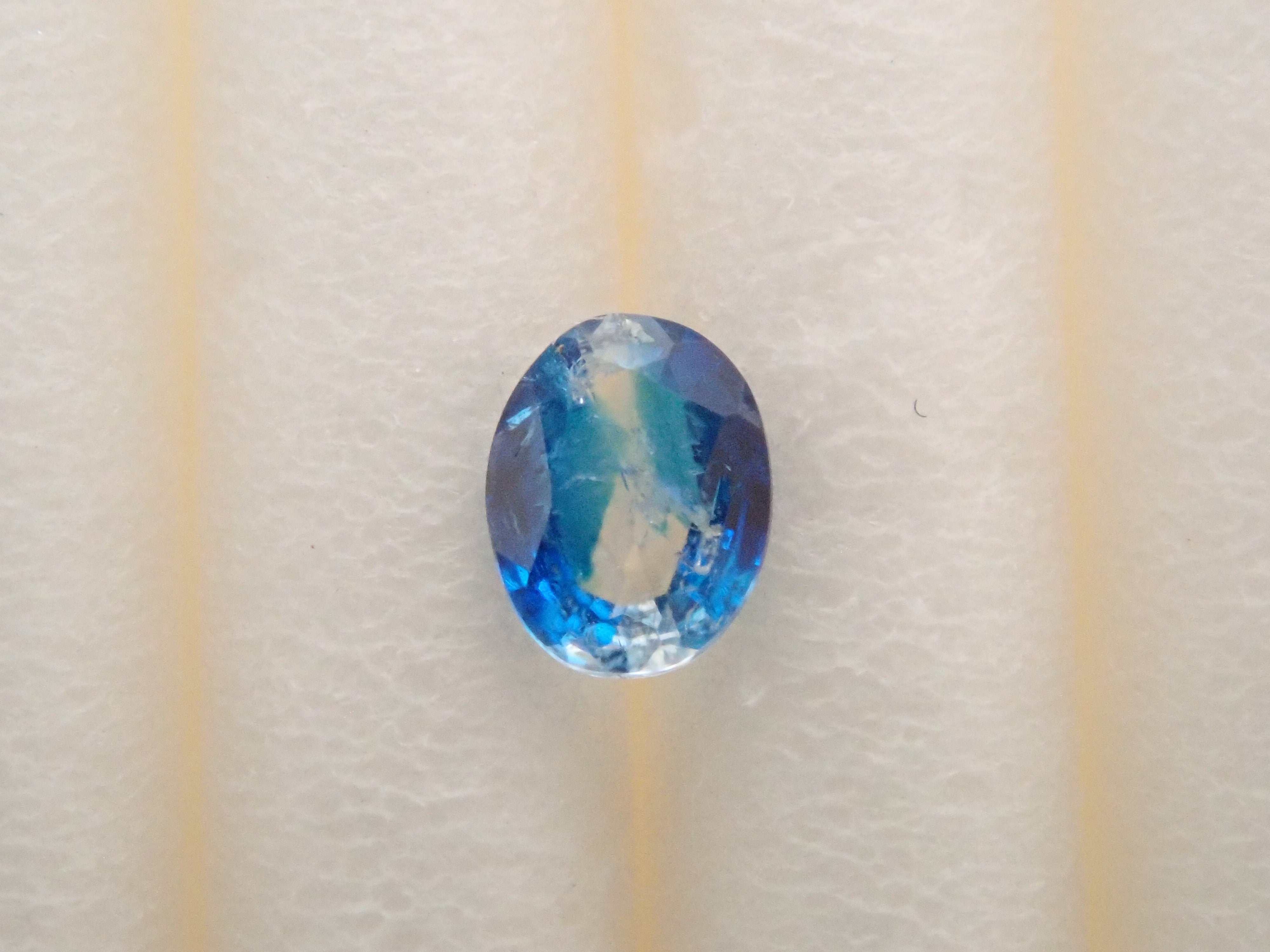 【12562666掲載】ジンバブエ産バイカラーユークレース 0.078ctルース