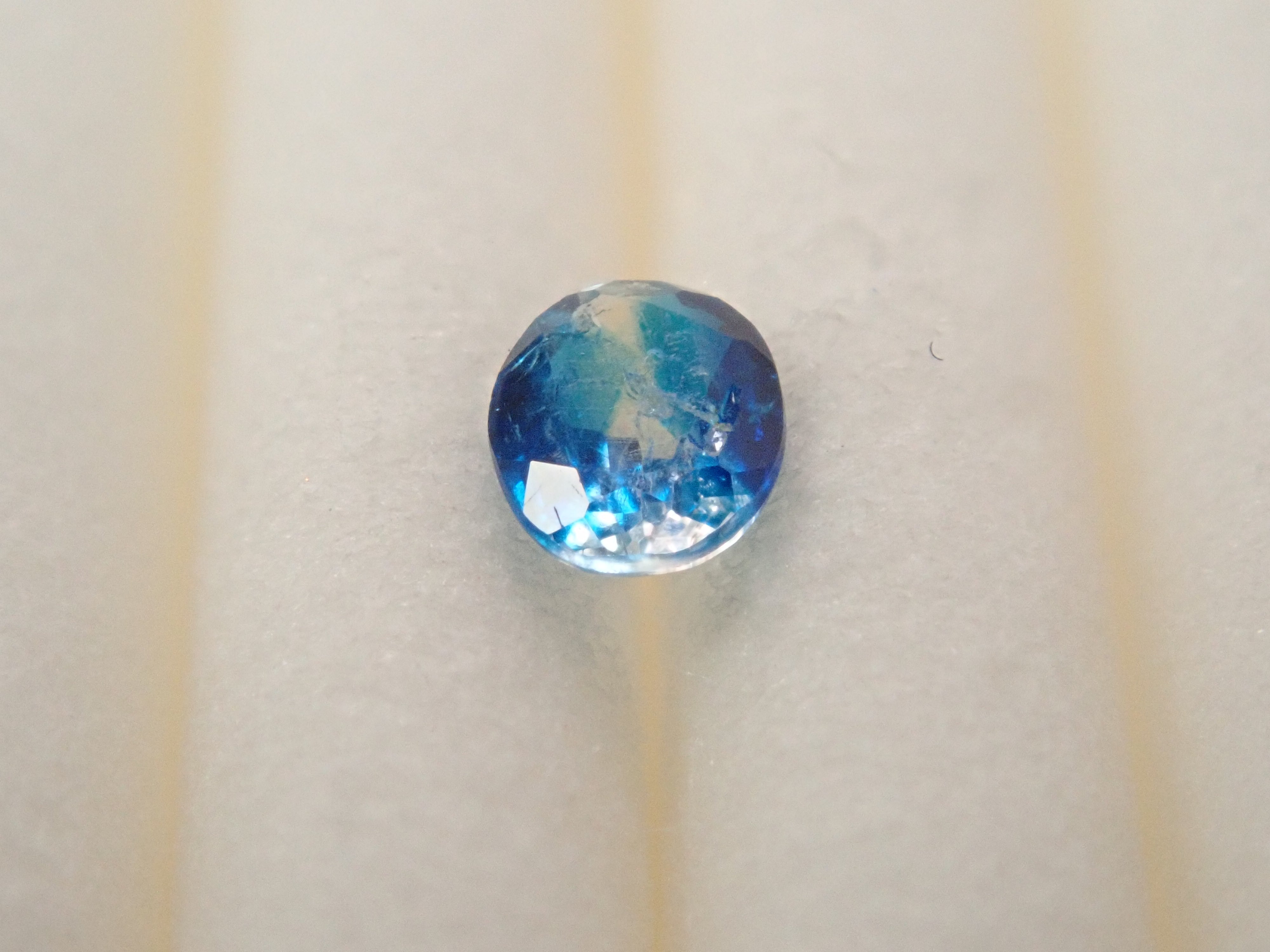 【12562666掲載】ジンバブエ産バイカラーユークレース 0.078ctルース