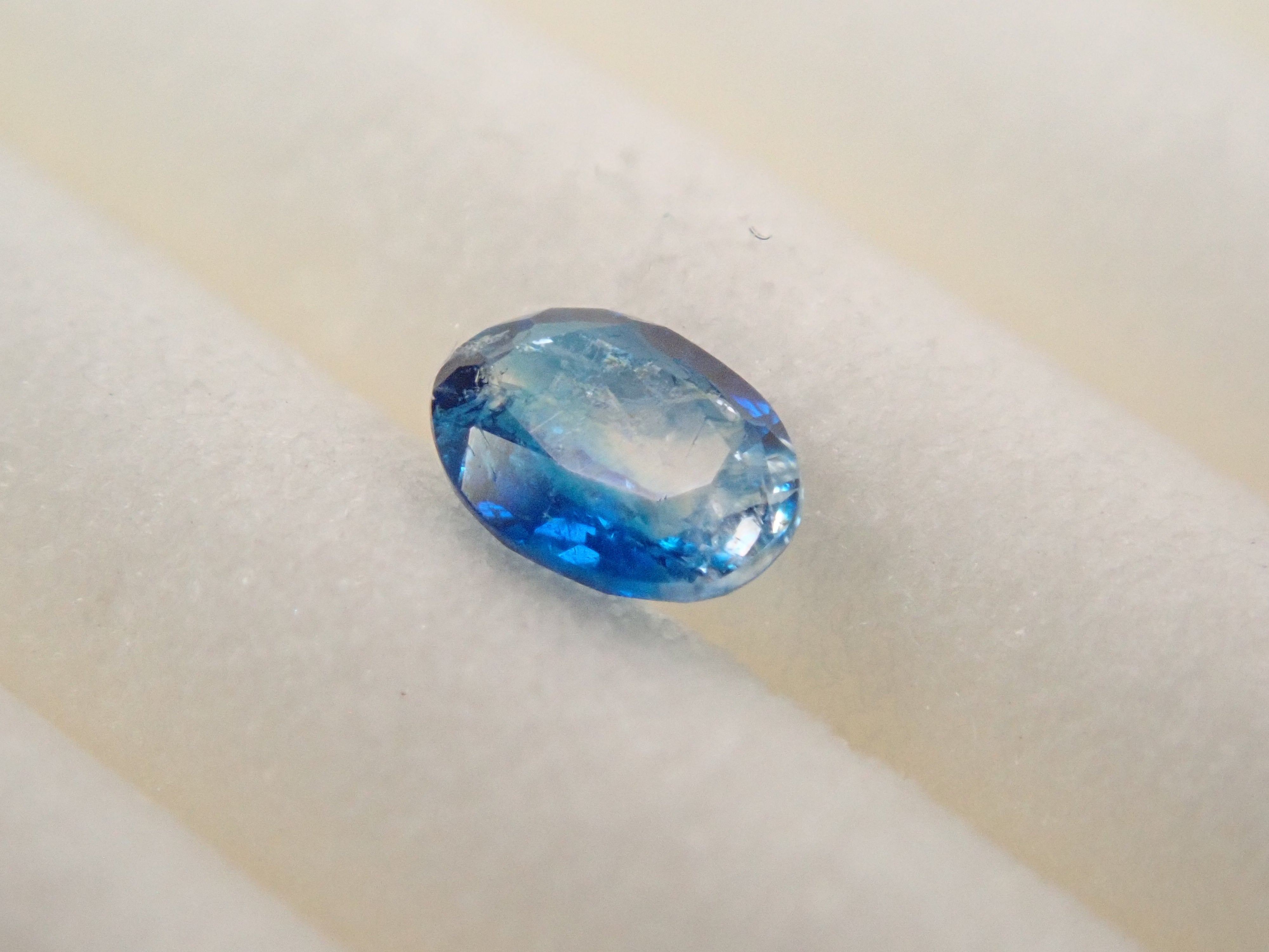 【12562666掲載】ジンバブエ産バイカラーユークレース 0.078ctルース