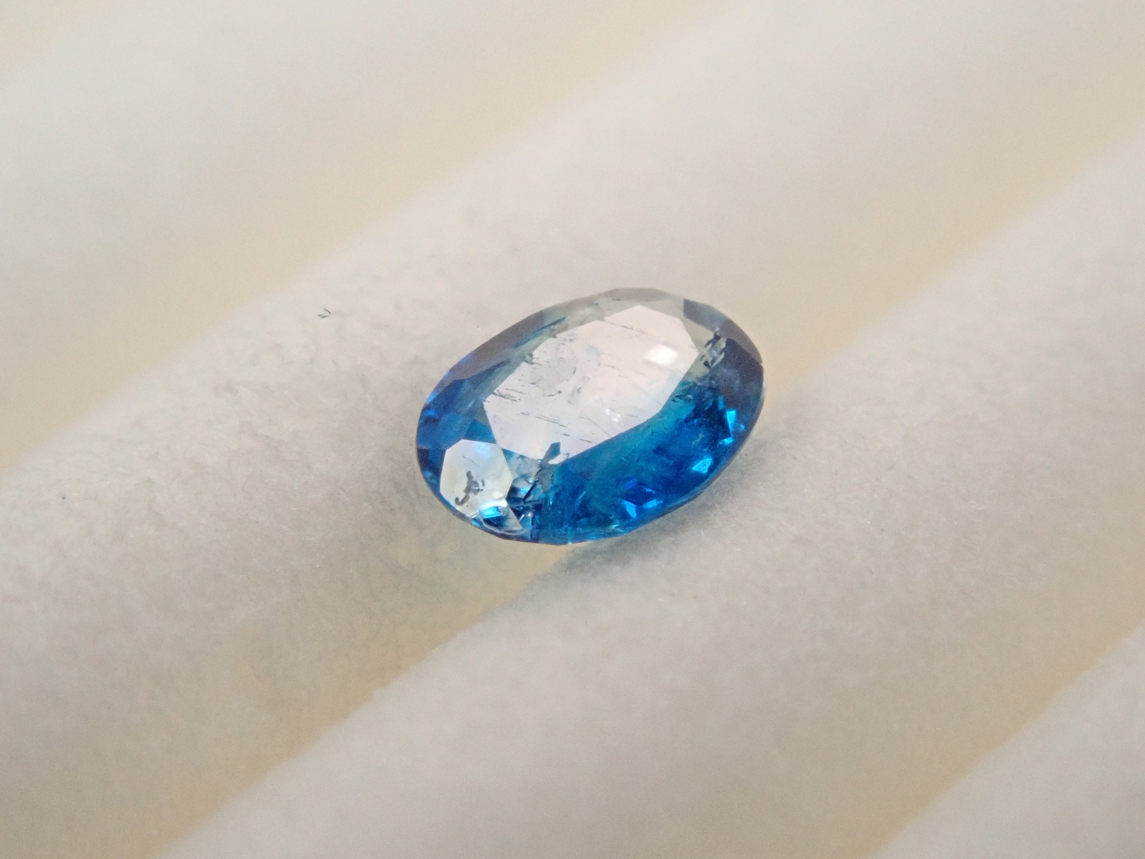 【12562666掲載】ジンバブエ産バイカラーユークレース 0.078ctルース