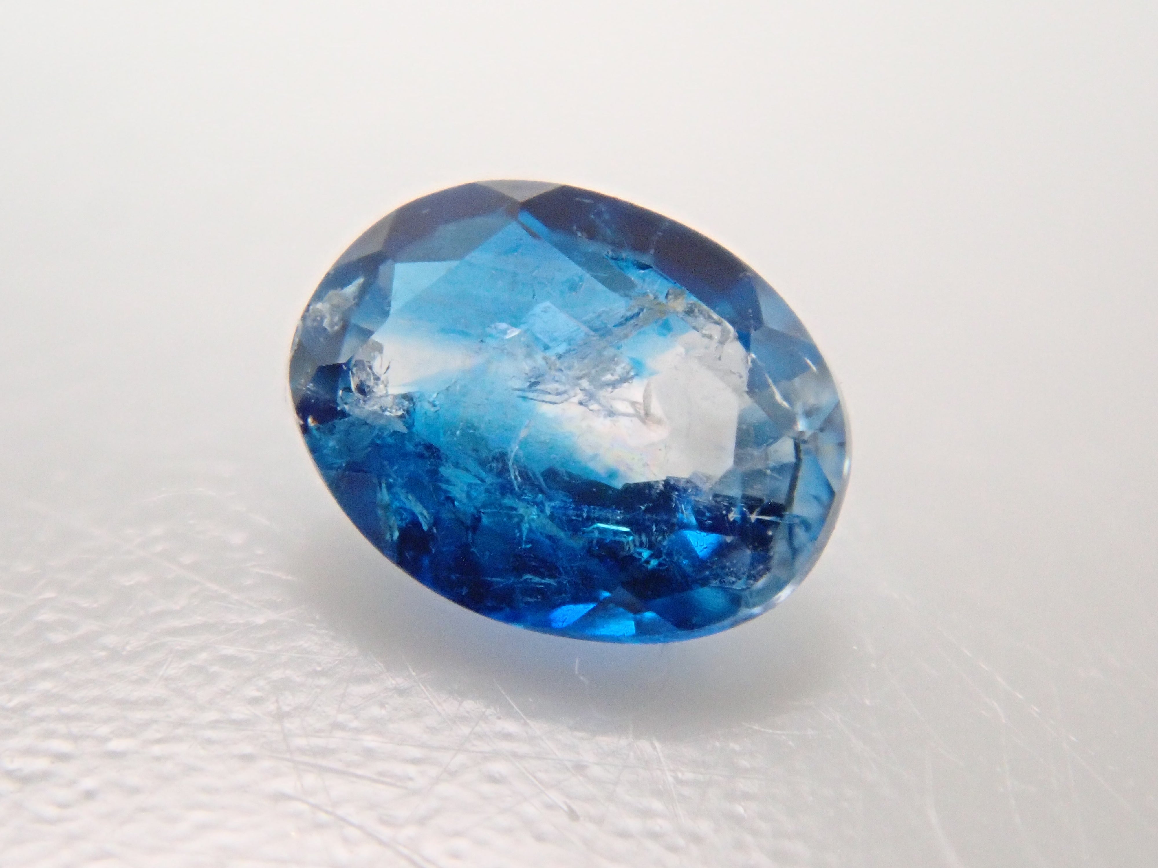 【12562666掲載】ジンバブエ産バイカラーユークレース 0.078ctルース