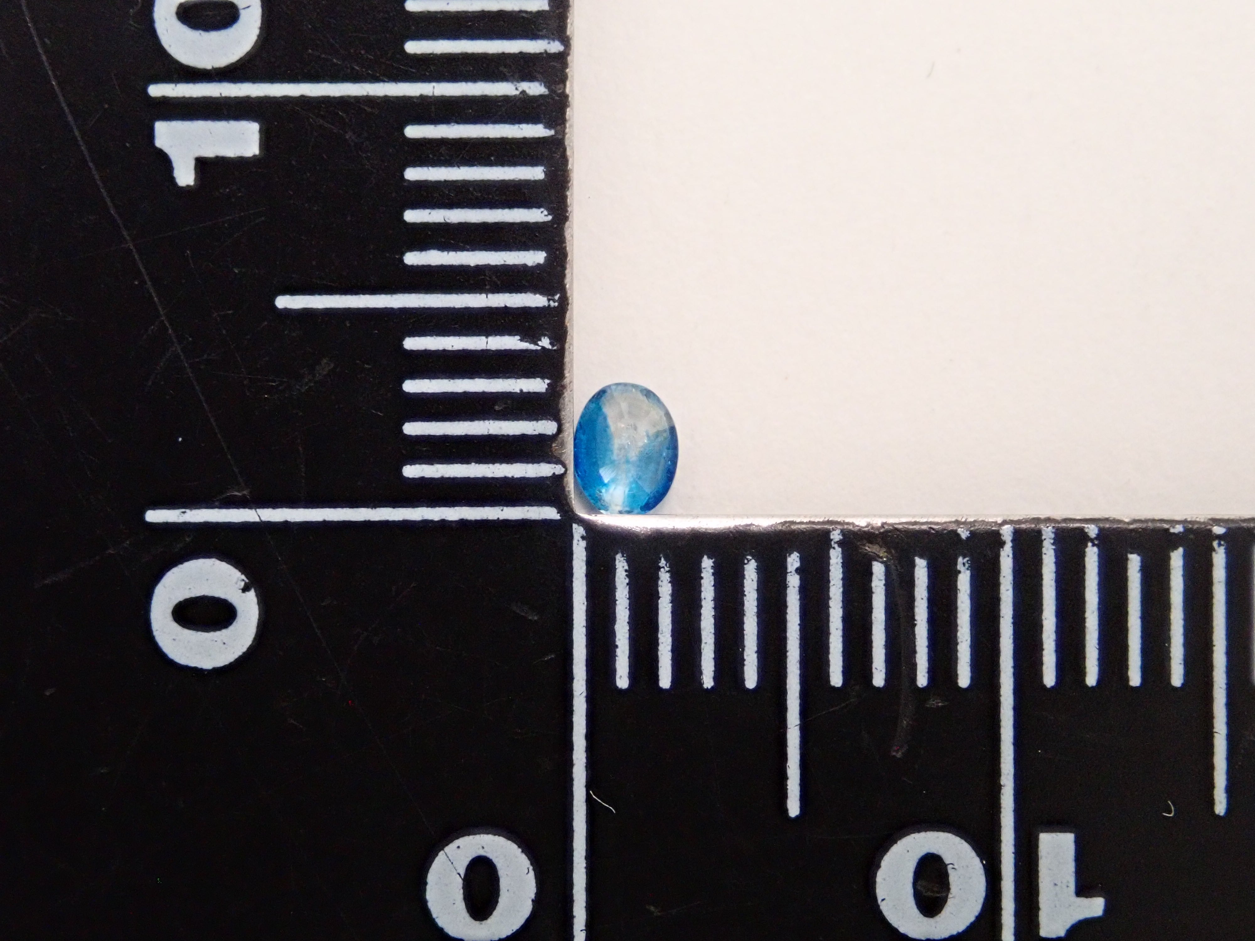 【12562666掲載】ジンバブエ産バイカラーユークレース 0.078ctルース