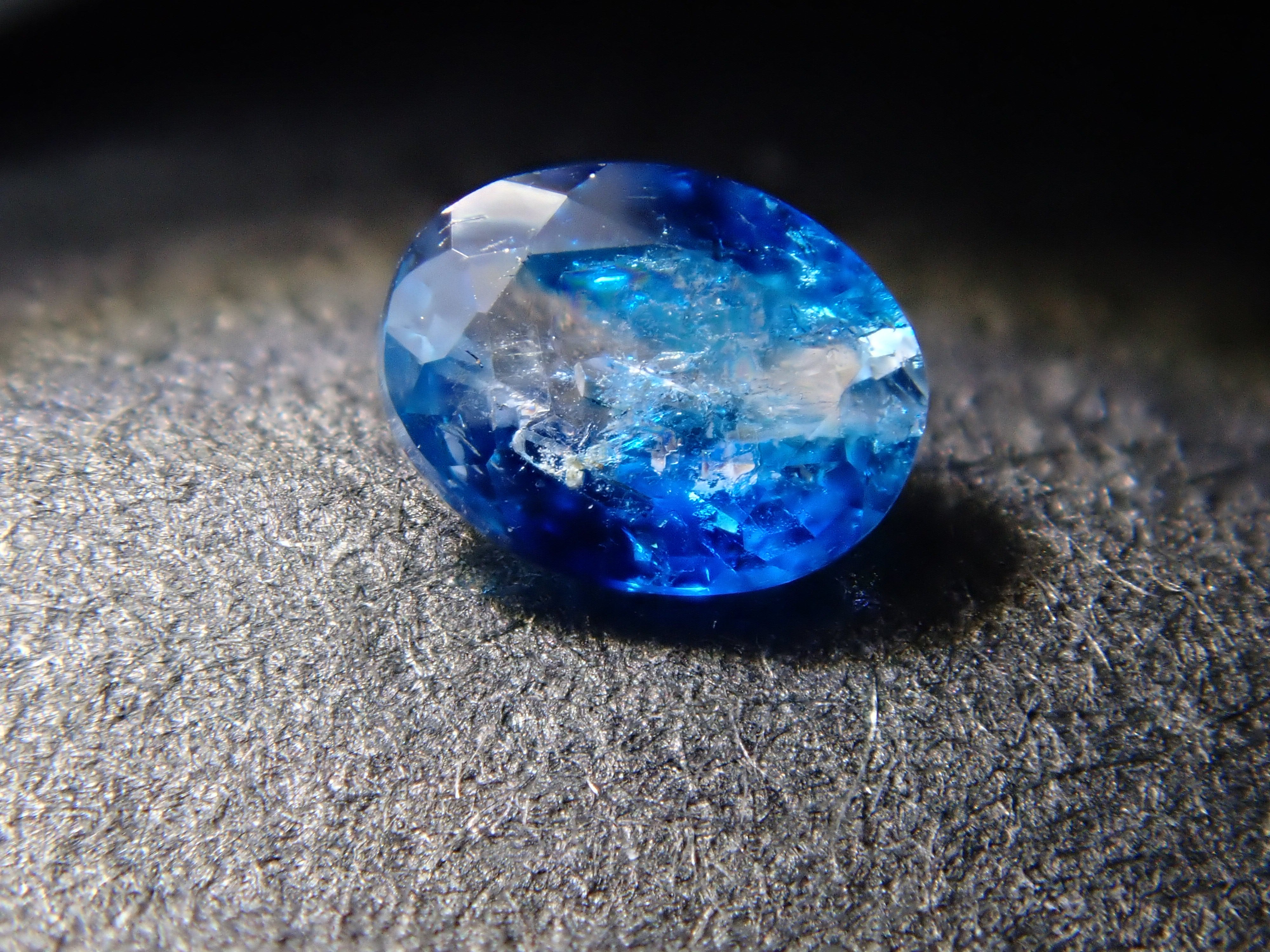 【12562666掲載】ジンバブエ産バイカラーユークレース 0.078ctルース