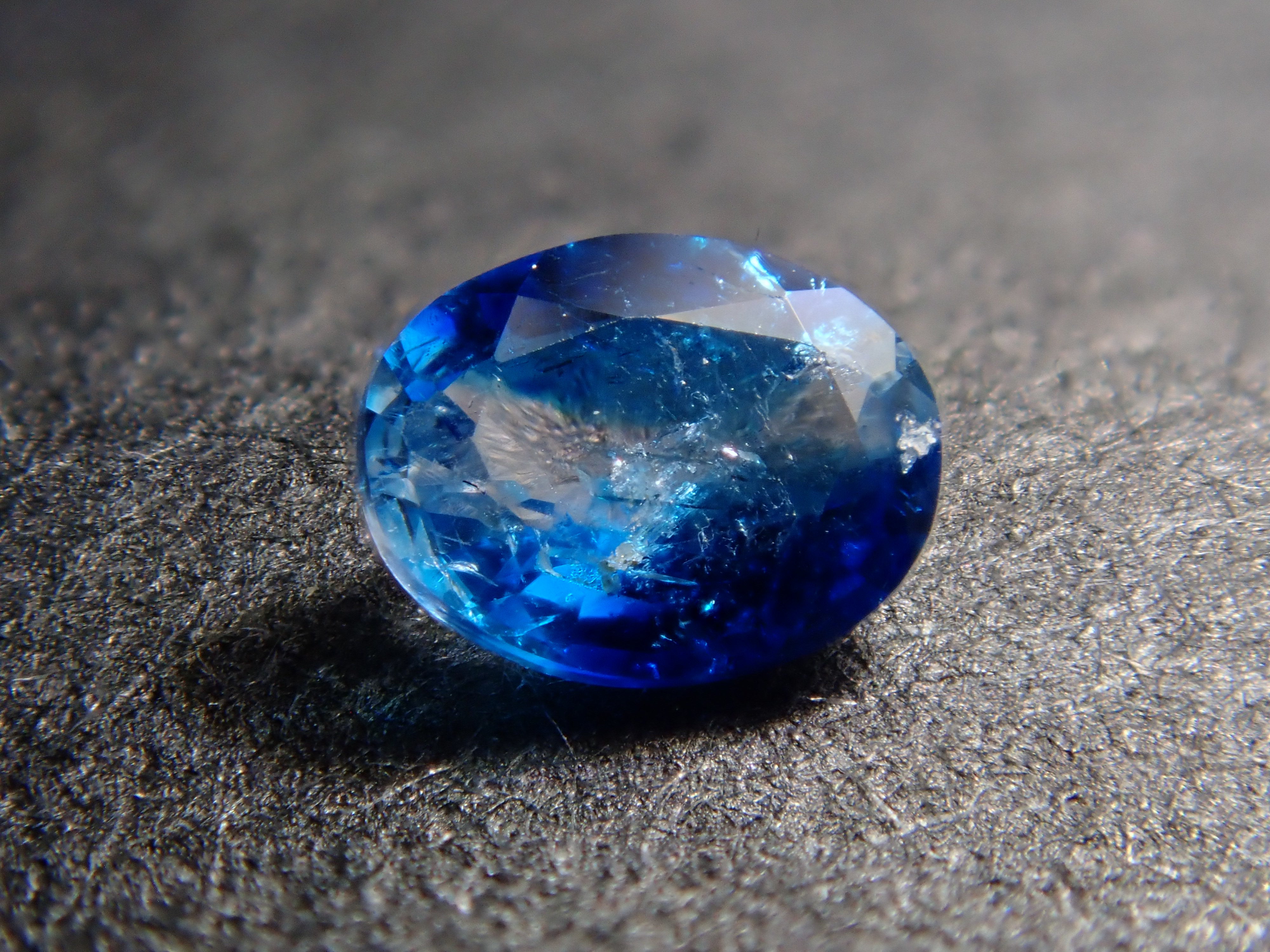 【12562666掲載】ジンバブエ産バイカラーユークレース 0.078ctルース