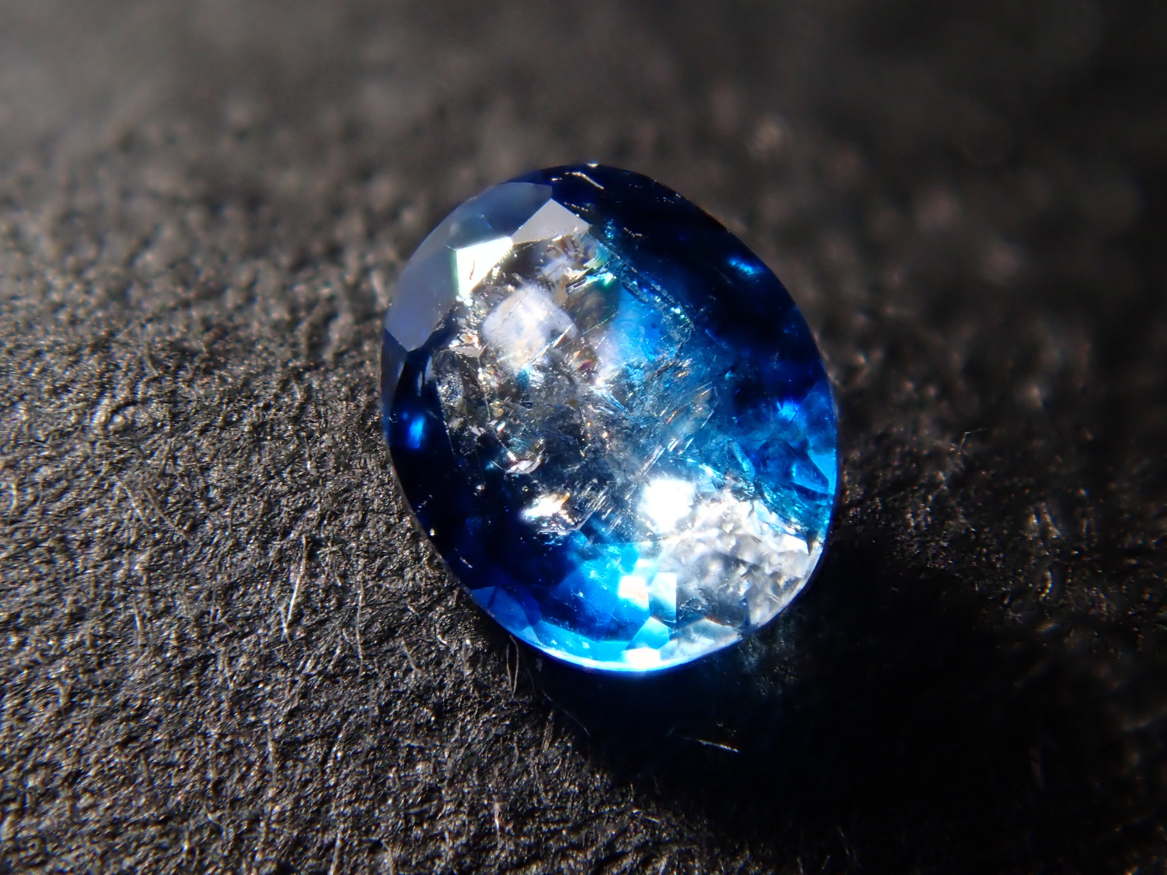 【12562666掲載】ジンバブエ産バイカラーユークレース 0.078ctルース