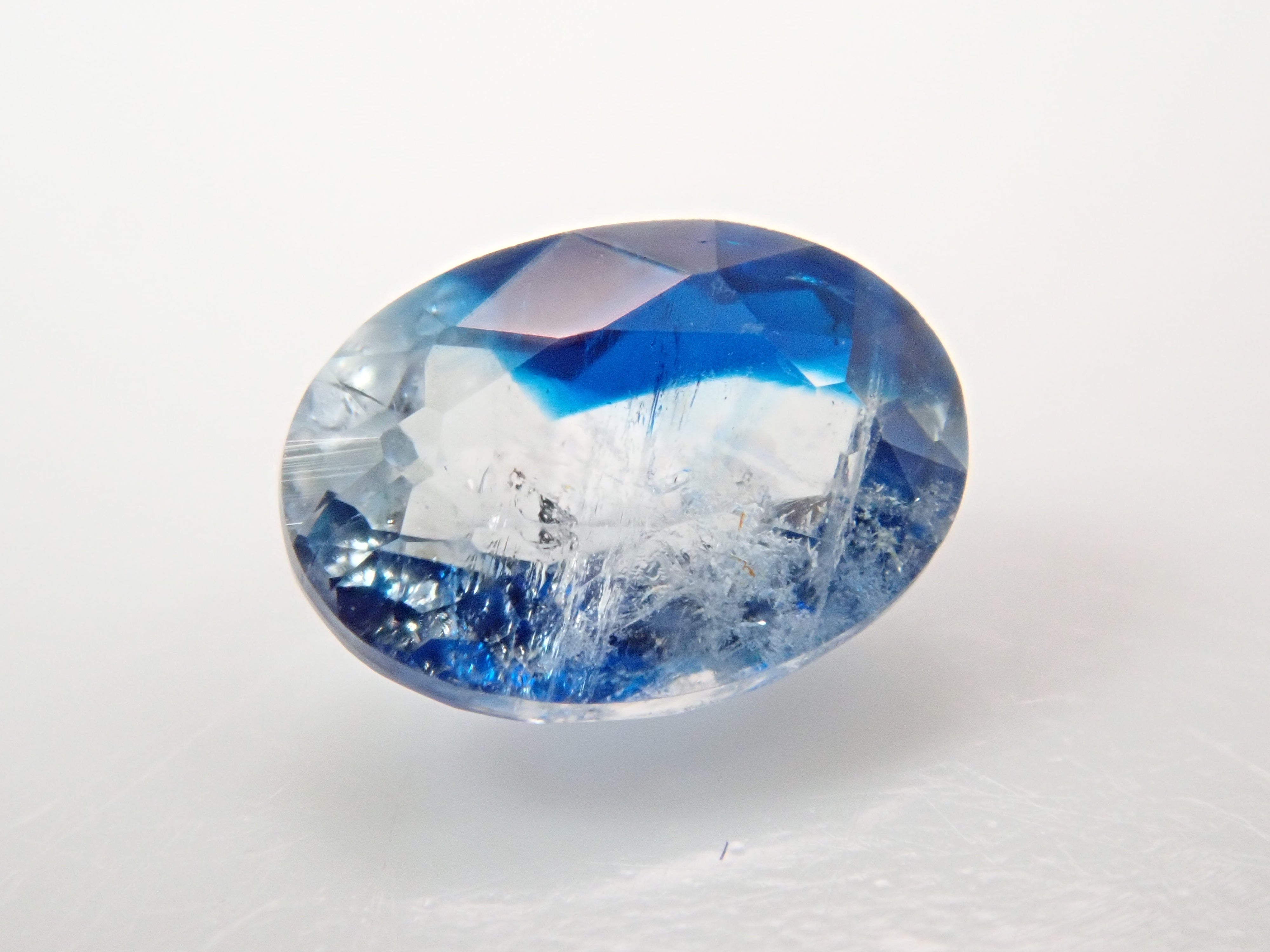 【12562672掲載】ジンバブエ産バイカラーユークレース 0.254ctルース