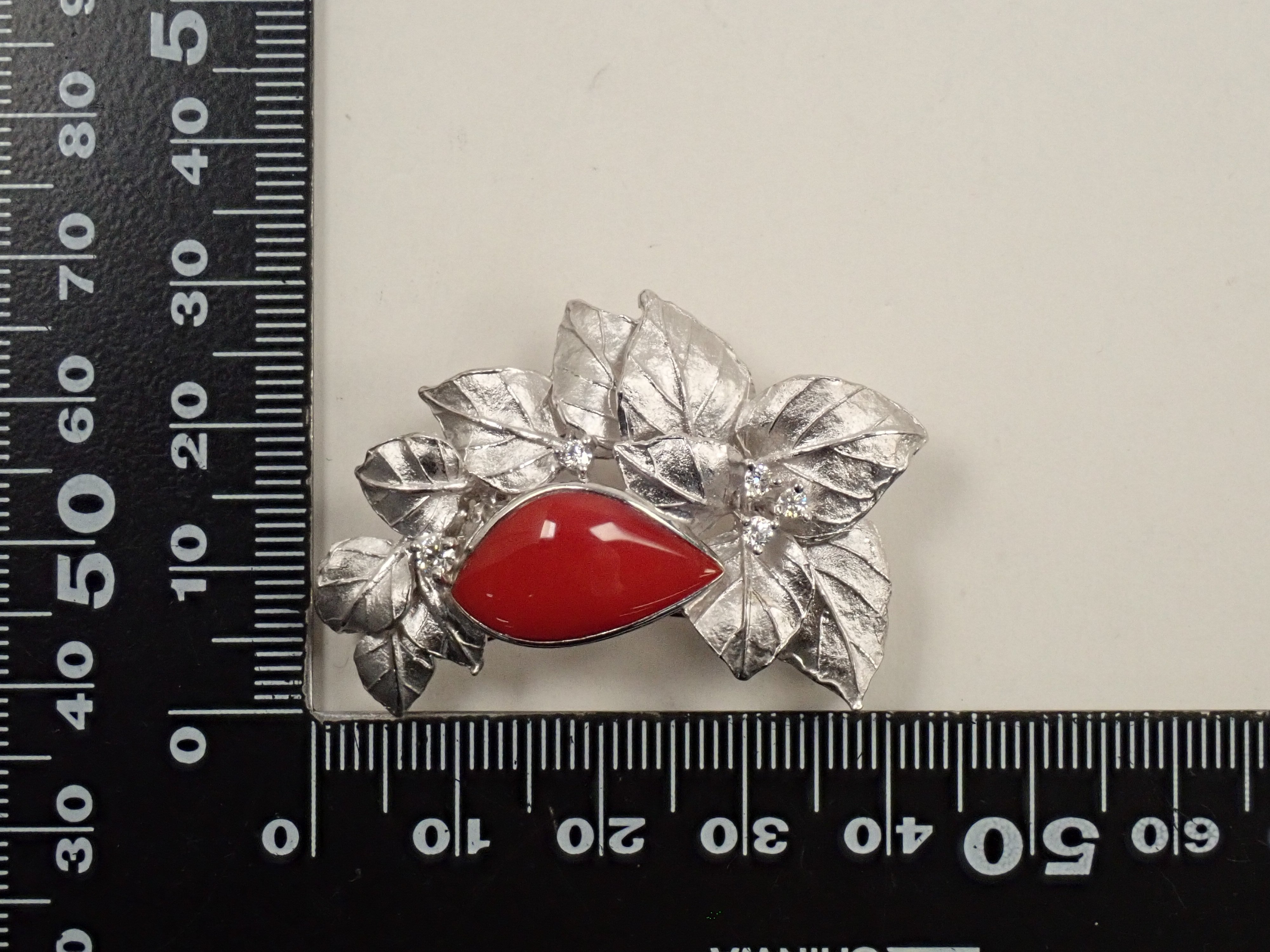 【22602549掲載】【カラフリ】K18WG 血赤珊瑚 0.19ct ブローチ